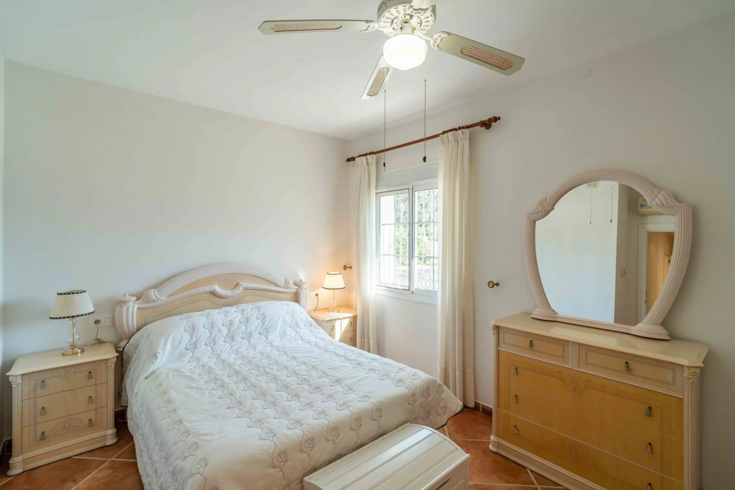 Built in 2007 and kept in excellent condition, this beautiful countryside villa offers a peaceful lifestyle with modern comforts, just minutes from La Trocha Shopping Centre and only a short drive to Málaga, the airport, and the Costa del Sol's beaches.
