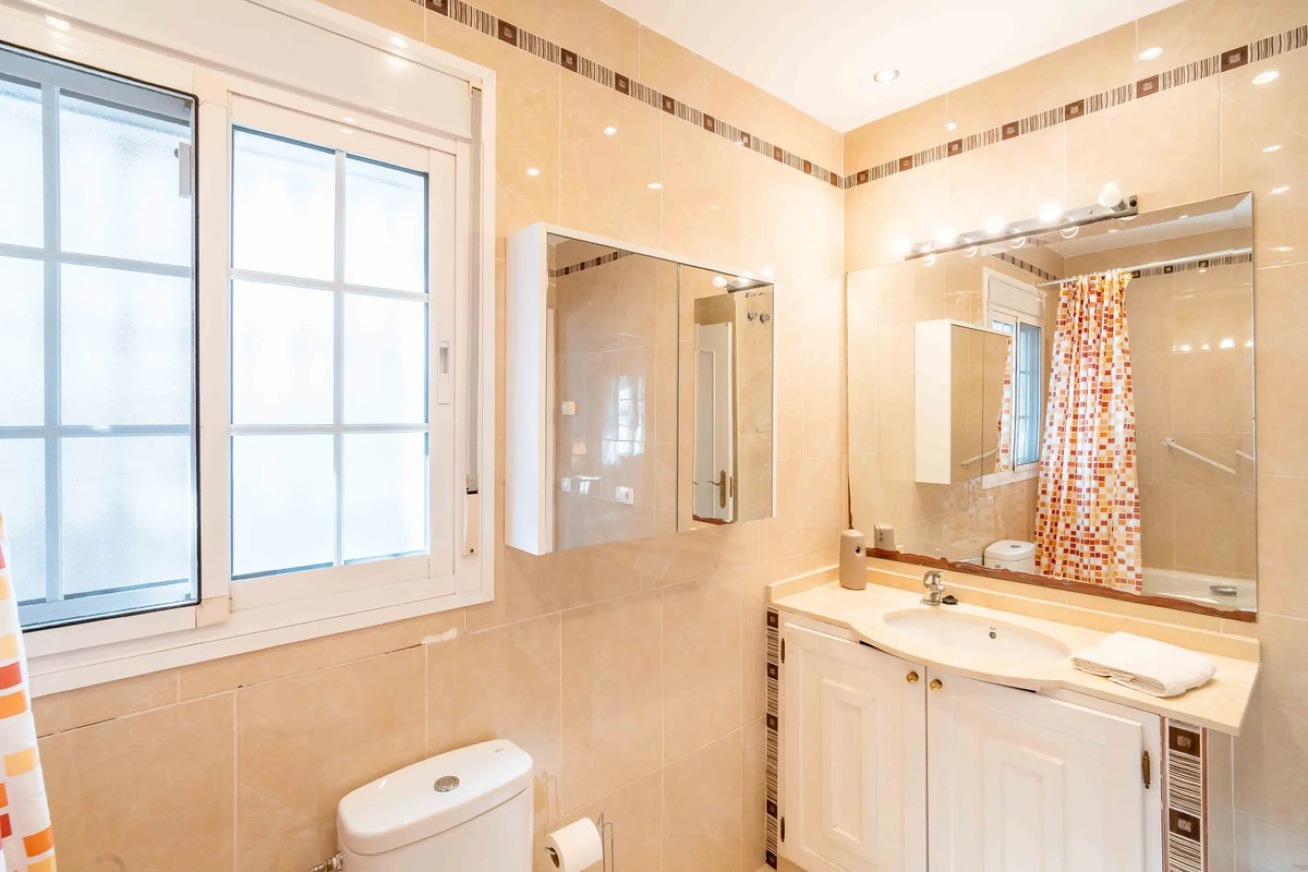 Built in 2007 and kept in excellent condition, this beautiful countryside villa offers a peaceful lifestyle with modern comforts, just minutes from La Trocha Shopping Centre and only a short drive to Málaga, the airport, and the Costa del Sol's beaches.