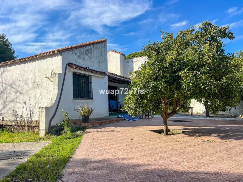 Beachfront · Plot with great potential in New Golden Mile, Estepona
