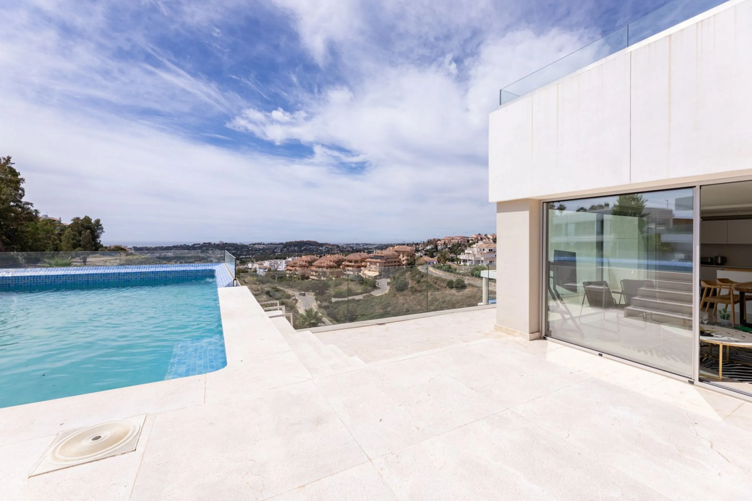 This modern 2-bedroom, 2-bathroom apartment is nestled in the prestigious Golf Valley of Nueva Andalucía