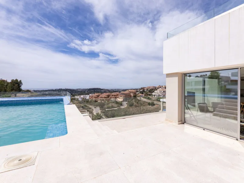 This modern 2-bedroom, 2-bathroom apartment is nestled in the prestigious Golf Valley of Nueva Andalucía