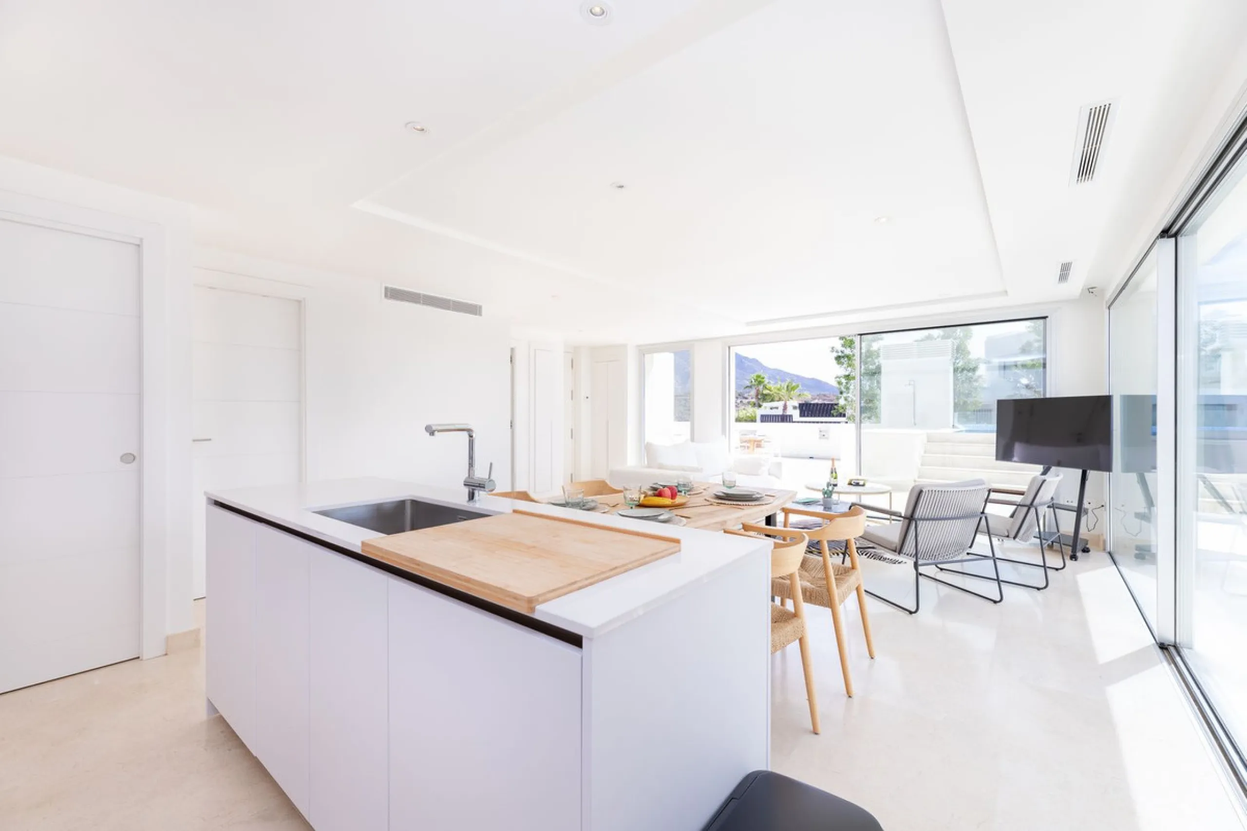 This modern 2-bedroom, 2-bathroom apartment is nestled in the prestigious Golf Valley of Nueva Andalucía