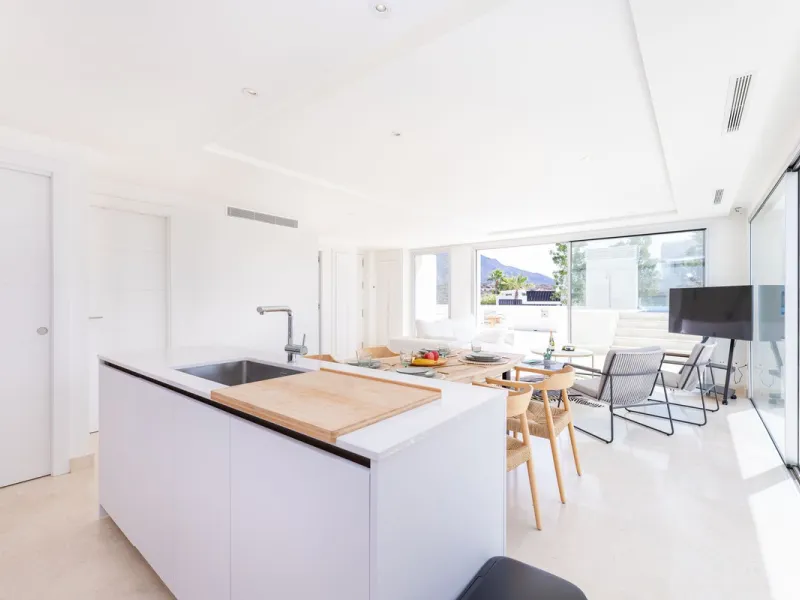 This modern 2-bedroom, 2-bathroom apartment is nestled in the prestigious Golf Valley of Nueva Andalucía