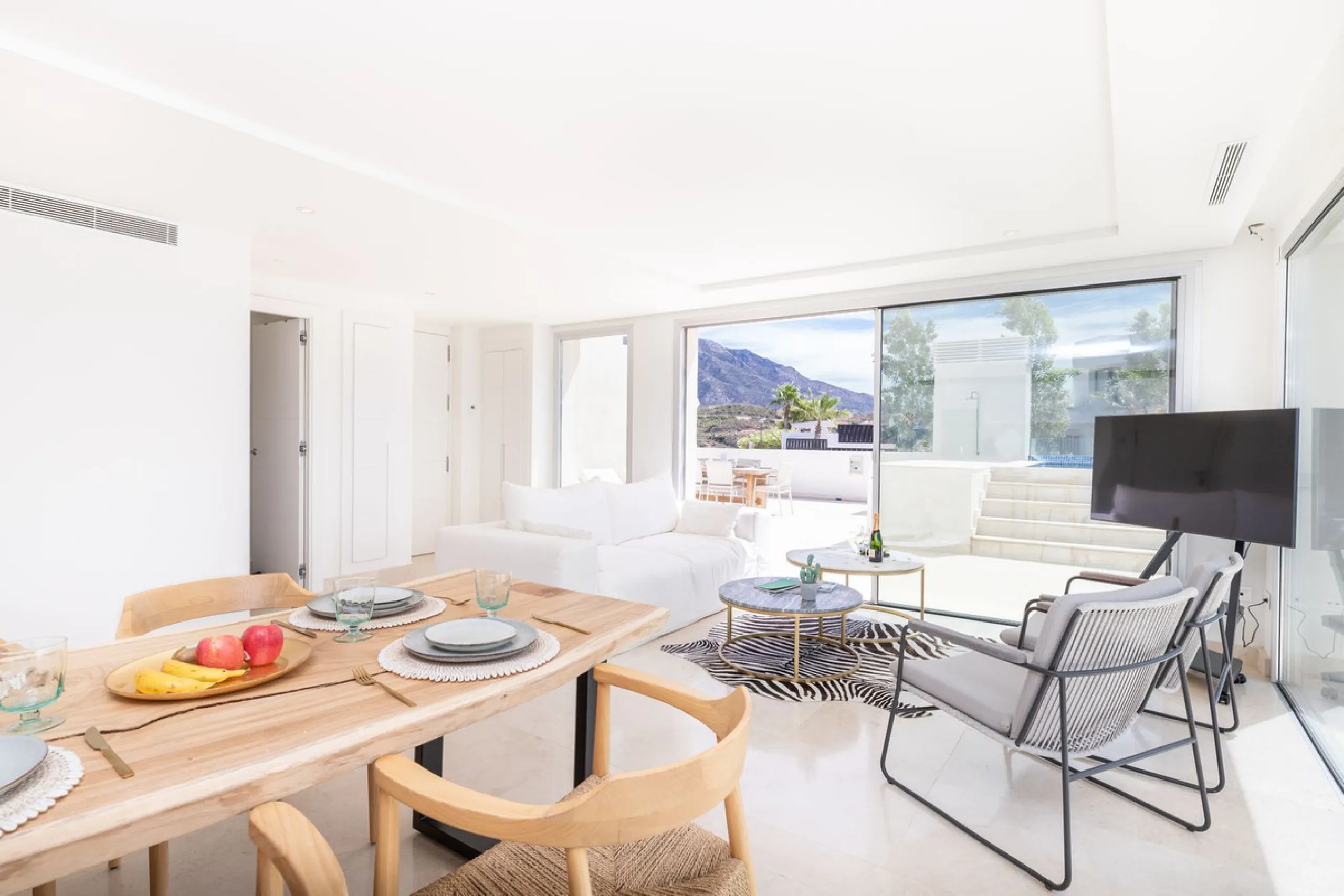 This modern 2-bedroom, 2-bathroom apartment is nestled in the prestigious Golf Valley of Nueva Andalucía