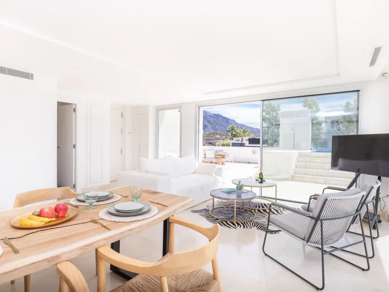 This modern 2-bedroom, 2-bathroom apartment is nestled in the prestigious Golf Valley of Nueva Andalucía