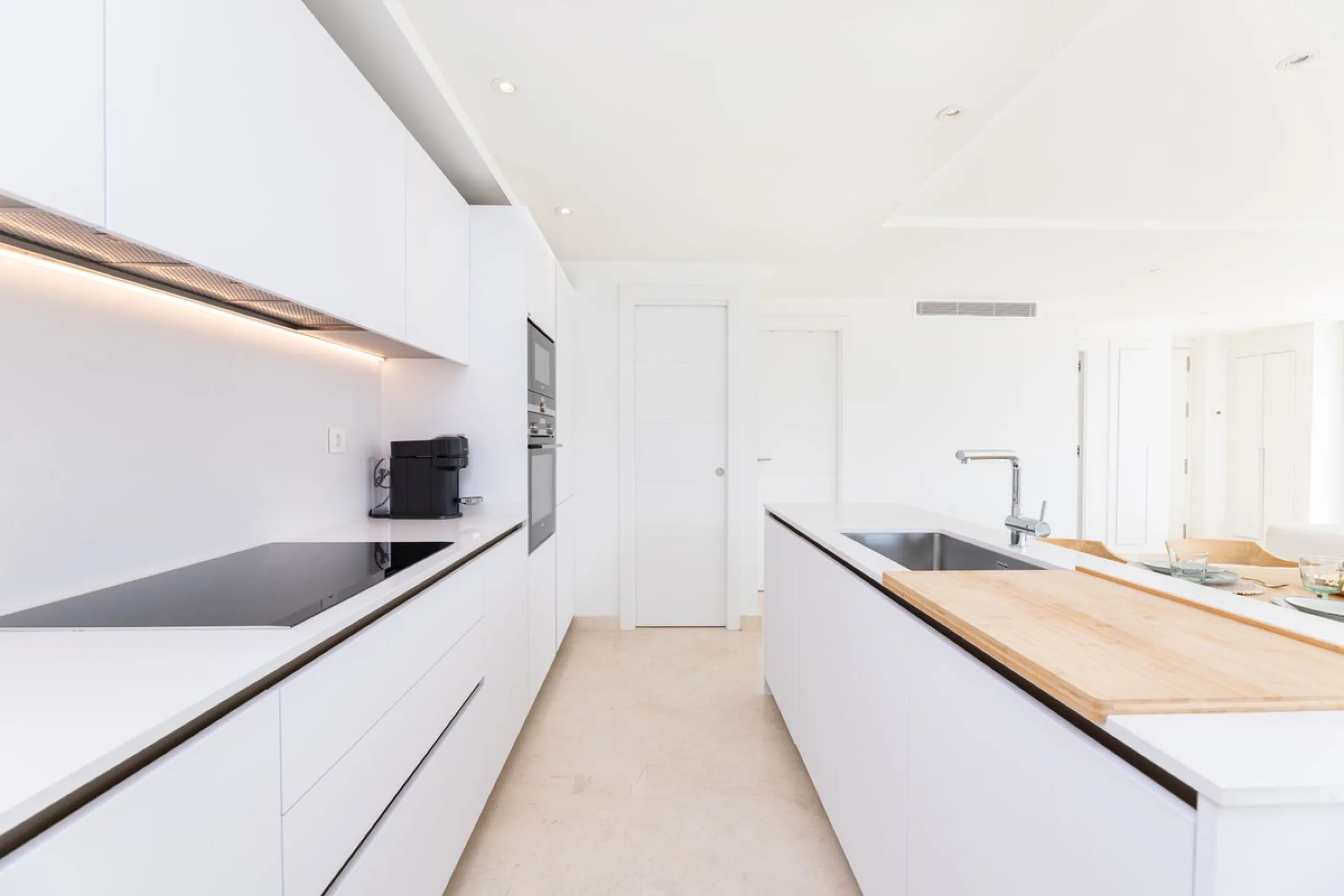 This modern 2-bedroom, 2-bathroom apartment is nestled in the prestigious Golf Valley of Nueva Andalucía