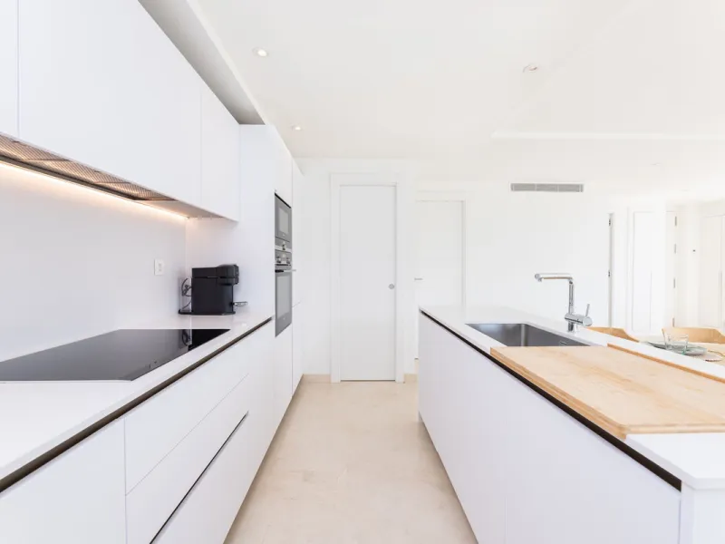 This modern 2-bedroom, 2-bathroom apartment is nestled in the prestigious Golf Valley of Nueva Andalucía