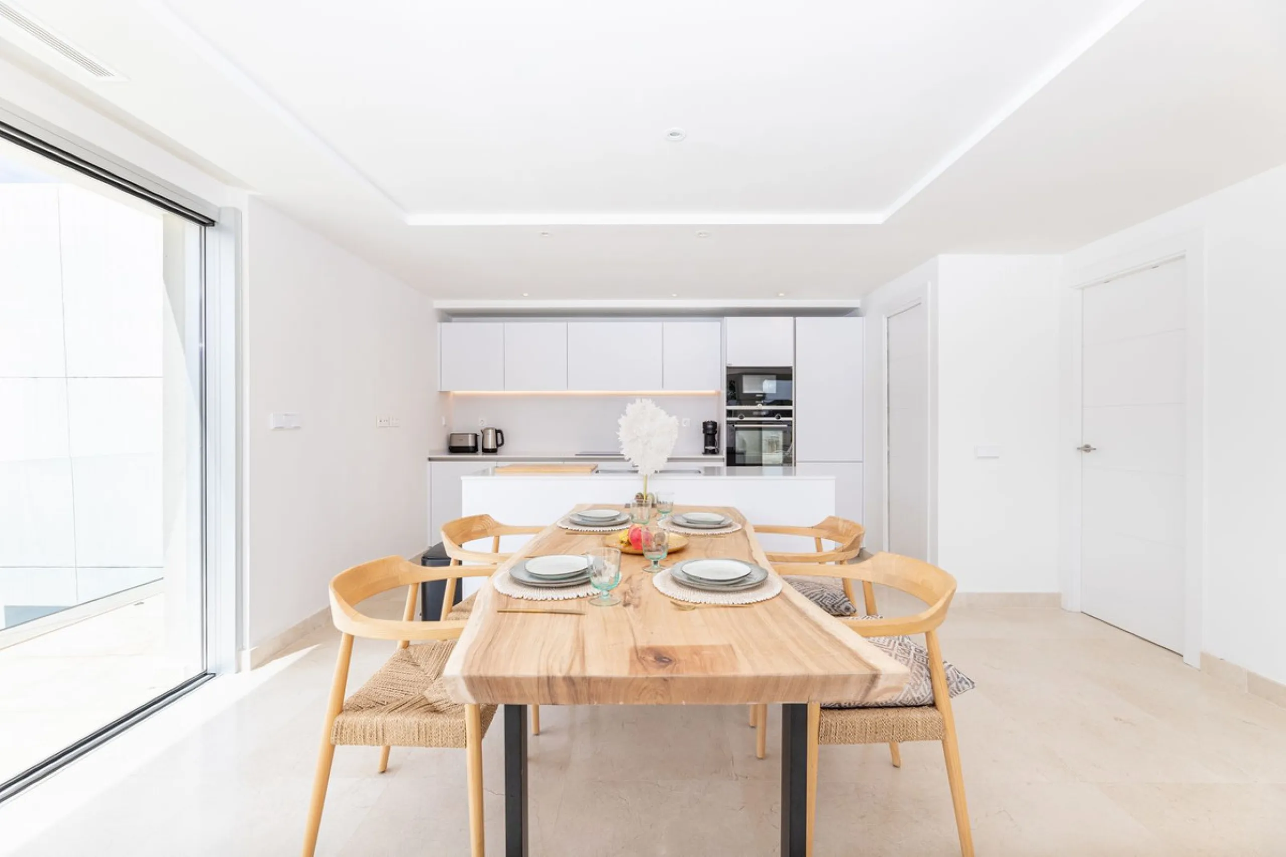 This modern 2-bedroom, 2-bathroom apartment is nestled in the prestigious Golf Valley of Nueva Andalucía
