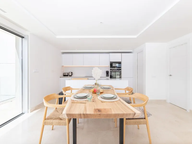 This modern 2-bedroom, 2-bathroom apartment is nestled in the prestigious Golf Valley of Nueva Andalucía