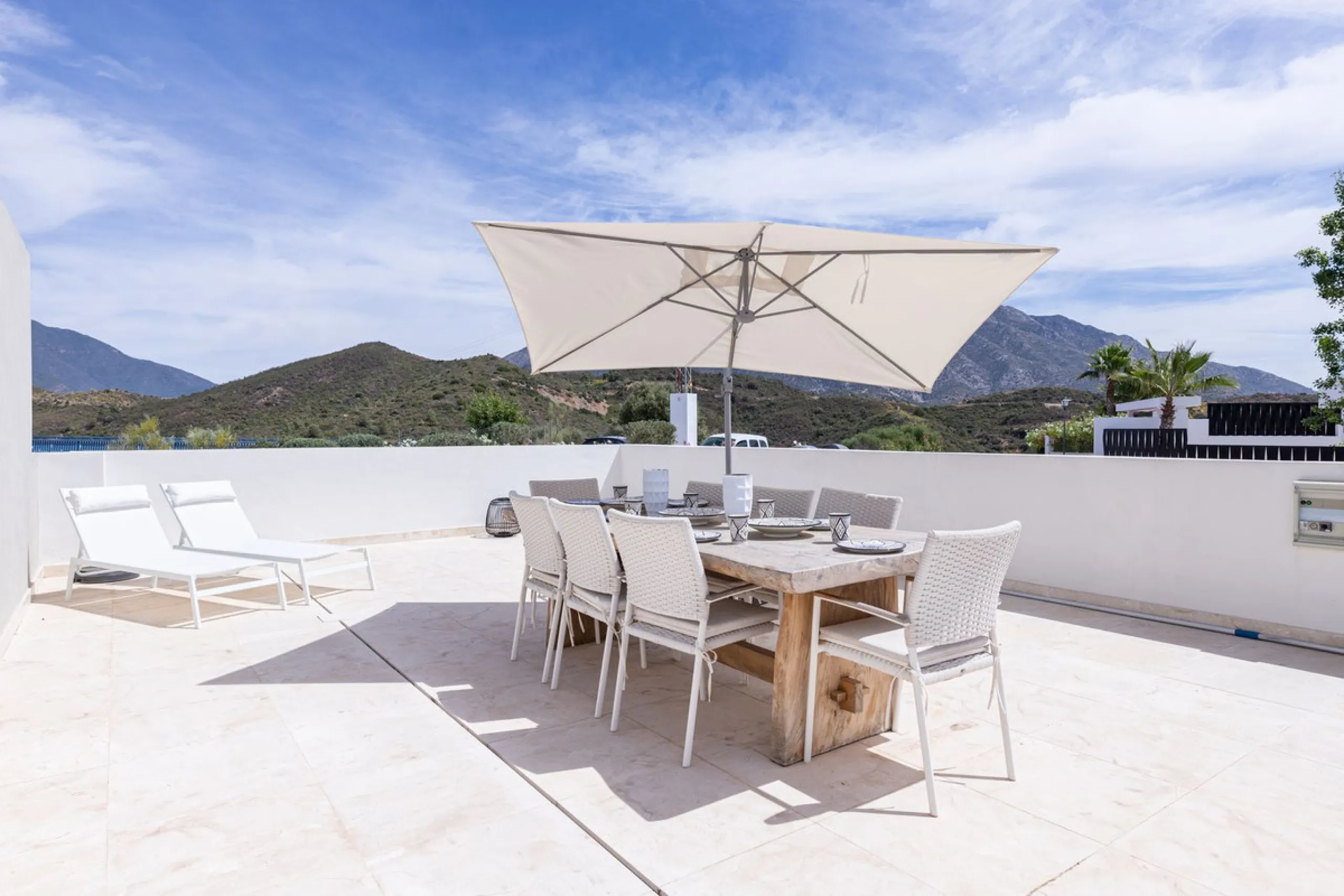 This modern 2-bedroom, 2-bathroom apartment is nestled in the prestigious Golf Valley of Nueva Andalucía