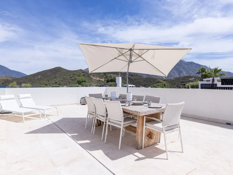 This modern 2-bedroom, 2-bathroom apartment is nestled in the prestigious Golf Valley of Nueva Andalucía