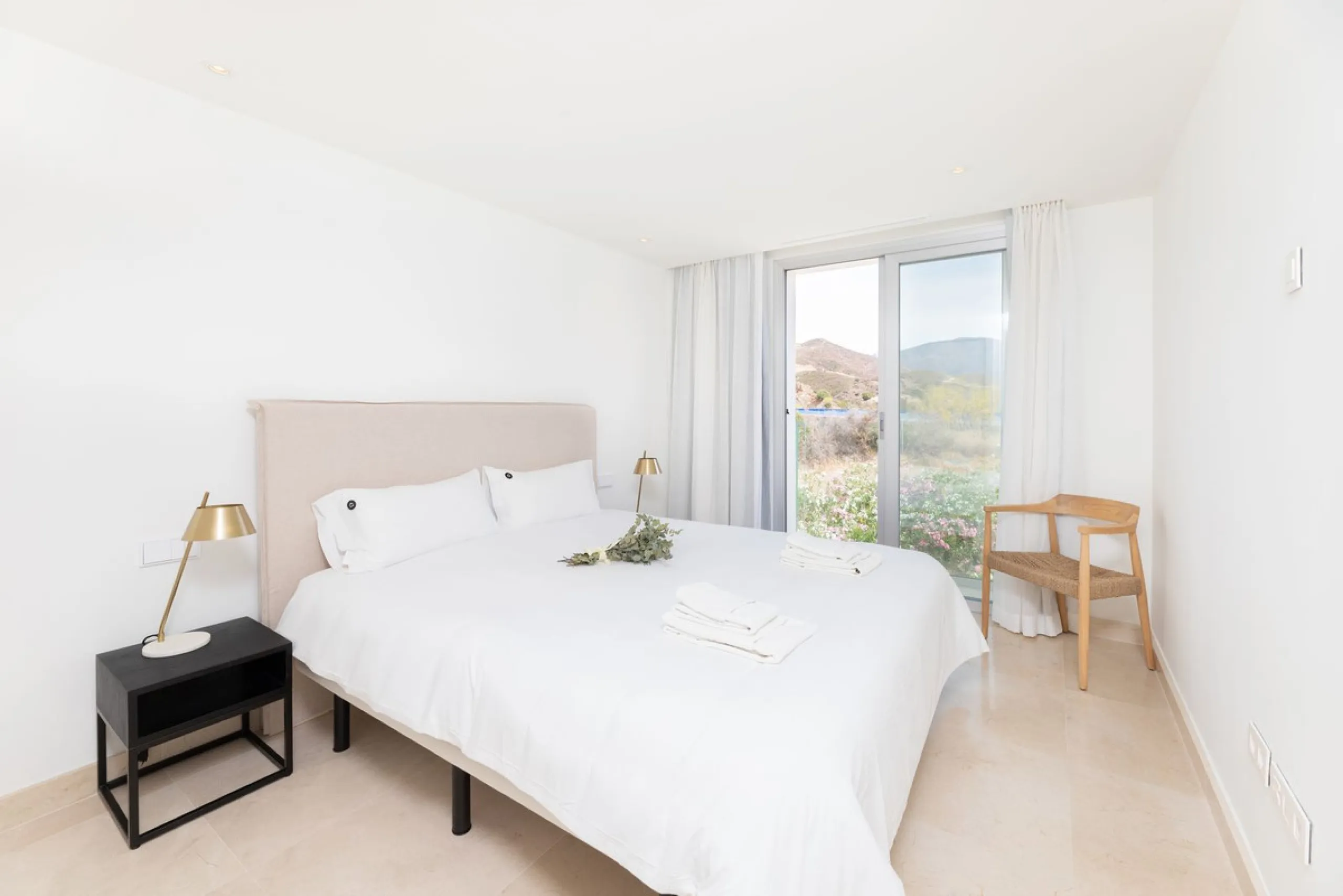 This modern 2-bedroom, 2-bathroom apartment is nestled in the prestigious Golf Valley of Nueva Andalucía