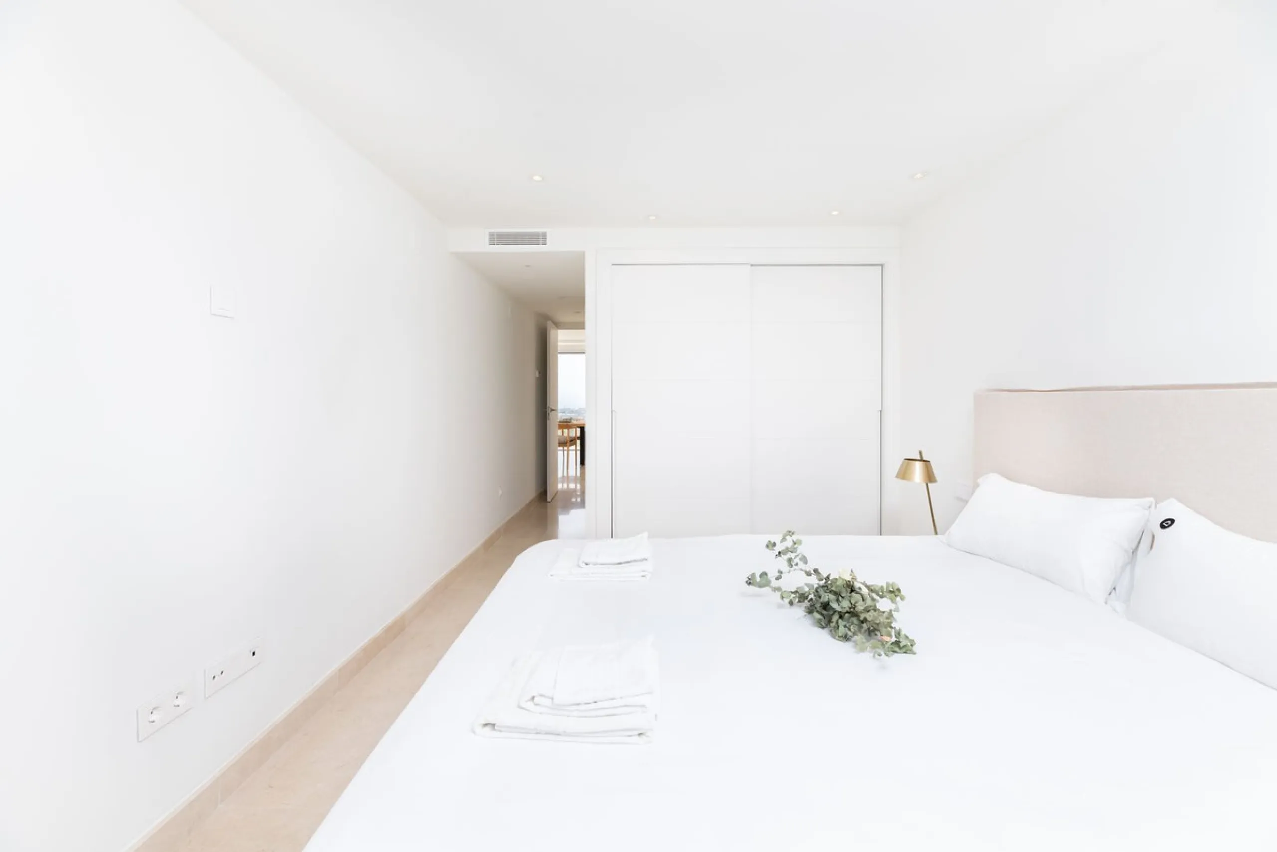 This modern 2-bedroom, 2-bathroom apartment is nestled in the prestigious Golf Valley of Nueva Andalucía