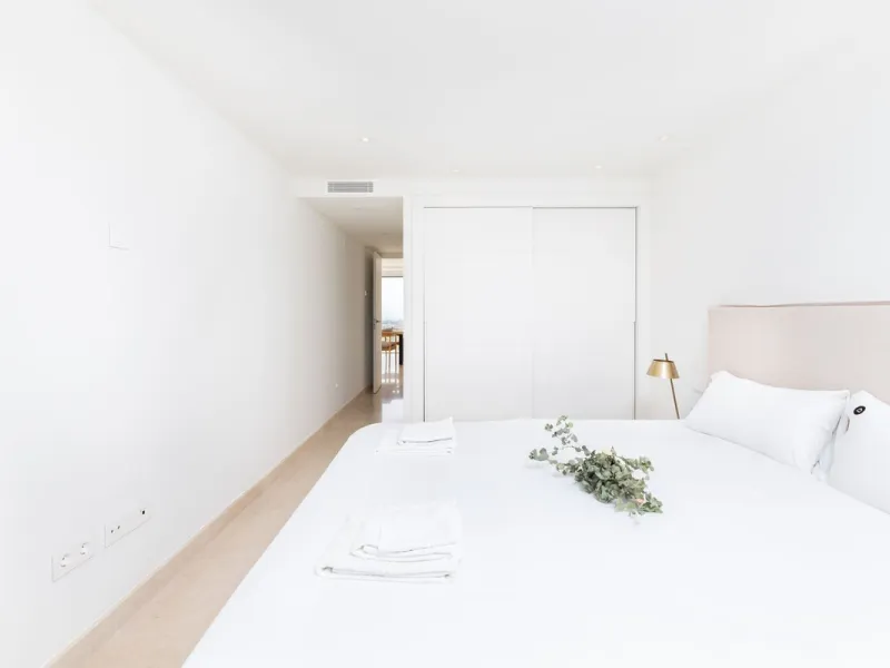 This modern 2-bedroom, 2-bathroom apartment is nestled in the prestigious Golf Valley of Nueva Andalucía
