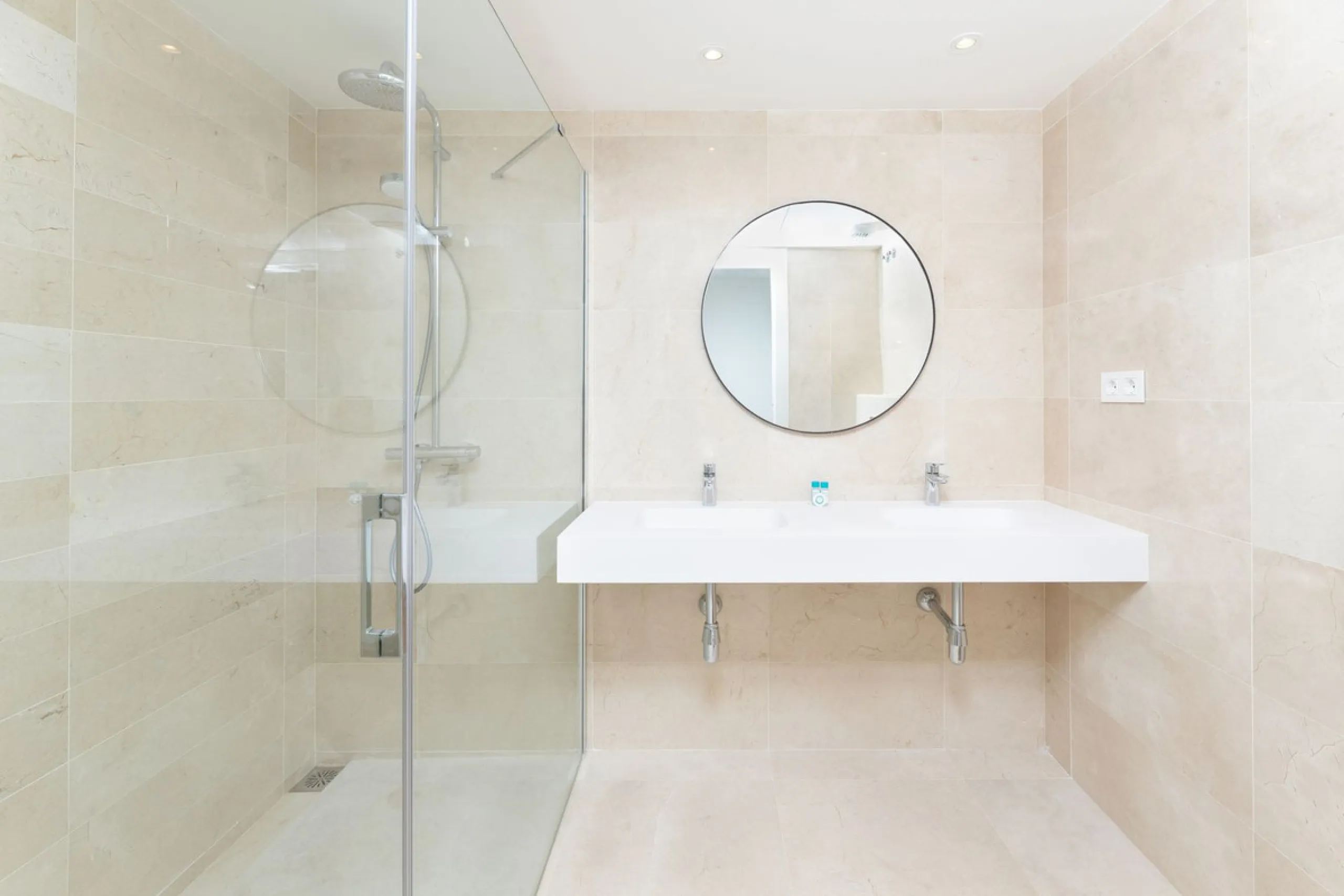 This modern 2-bedroom, 2-bathroom apartment is nestled in the prestigious Golf Valley of Nueva Andalucía