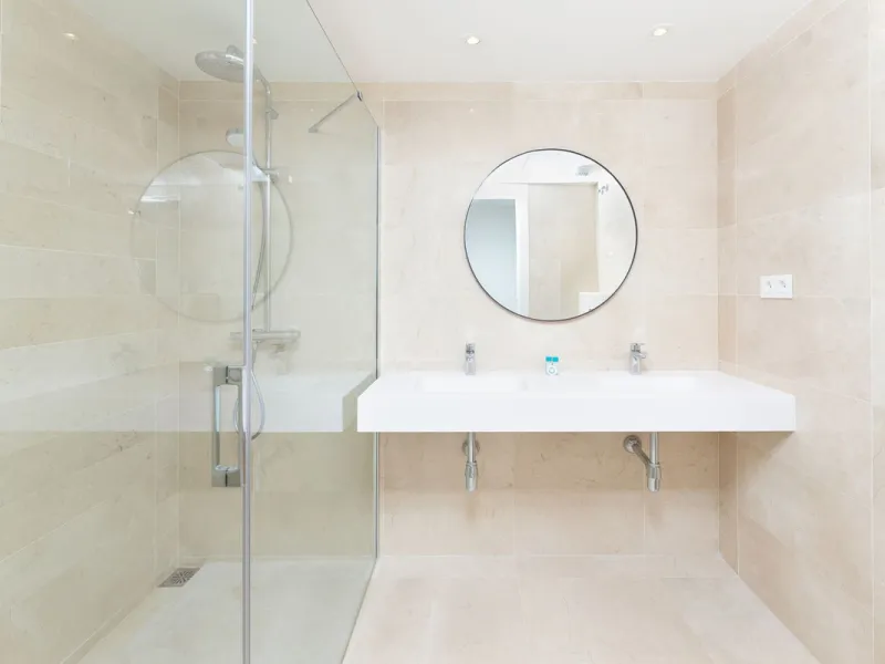 This modern 2-bedroom, 2-bathroom apartment is nestled in the prestigious Golf Valley of Nueva Andalucía