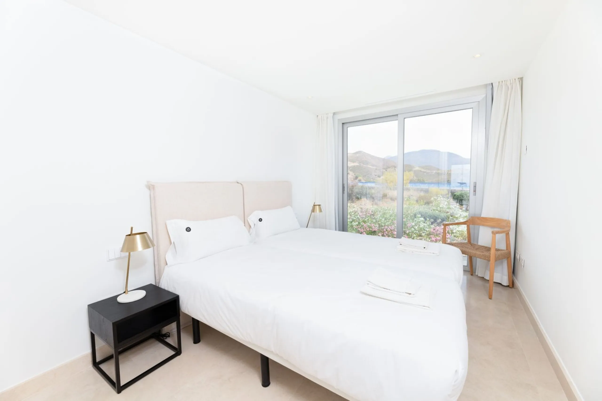 This modern 2-bedroom, 2-bathroom apartment is nestled in the prestigious Golf Valley of Nueva Andalucía