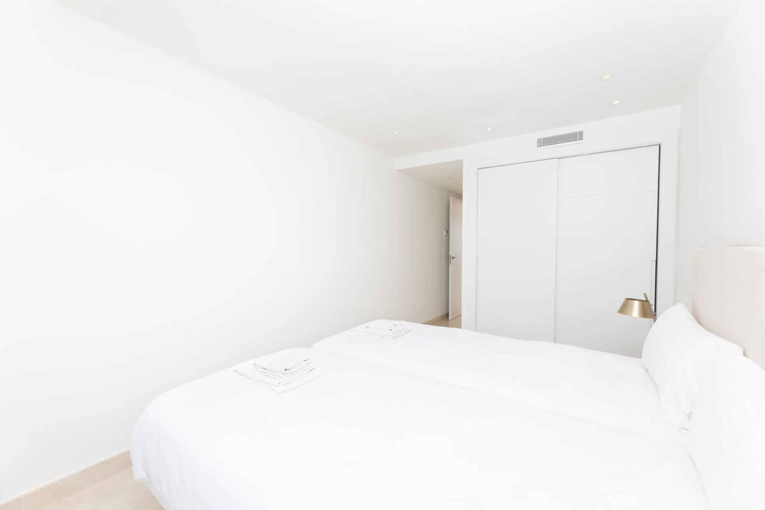 This modern 2-bedroom, 2-bathroom apartment is nestled in the prestigious Golf Valley of Nueva Andalucía