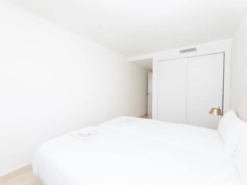 This modern 2-bedroom, 2-bathroom apartment is nestled in the prestigious Golf Valley of Nueva Andalucía
