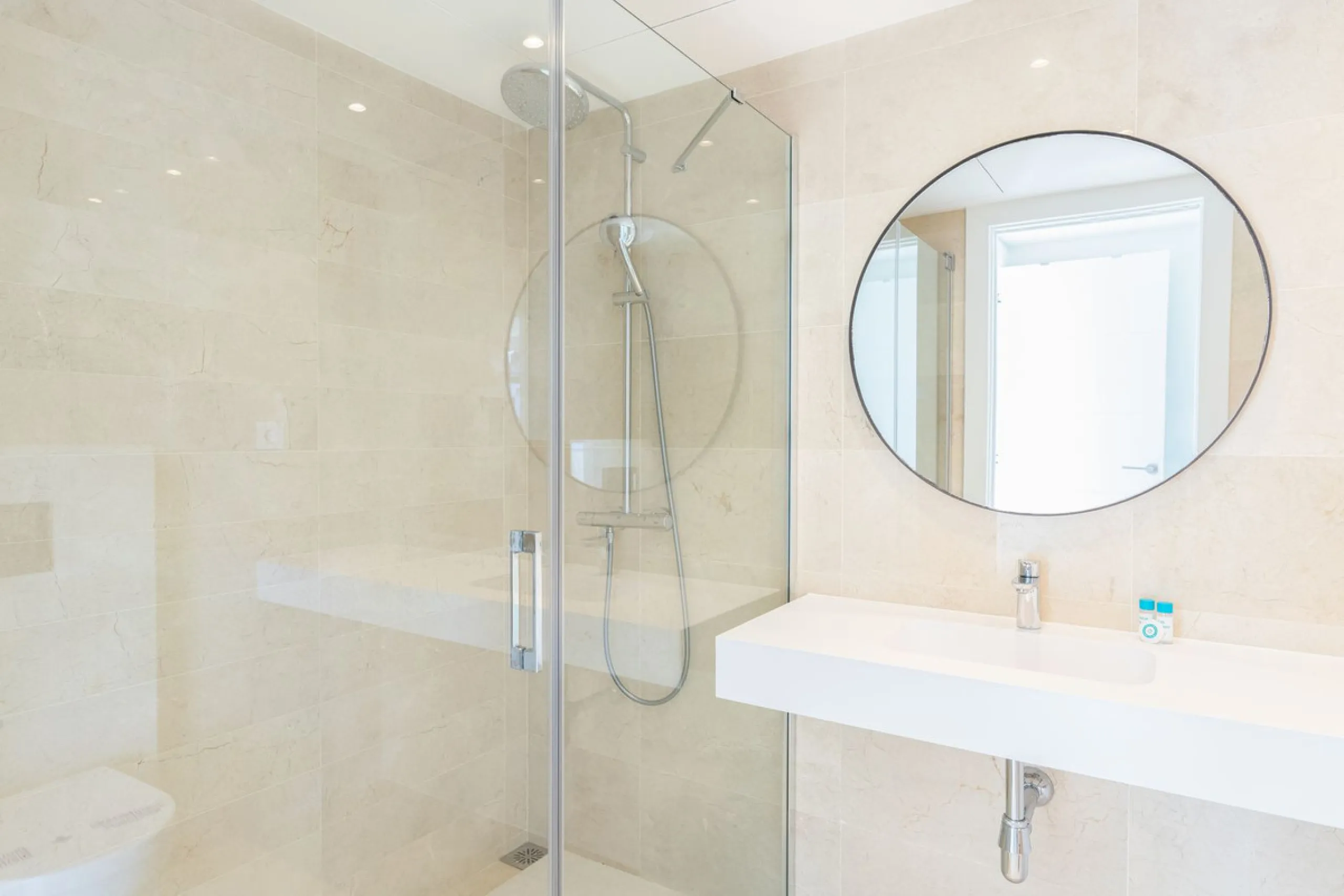 This modern 2-bedroom, 2-bathroom apartment is nestled in the prestigious Golf Valley of Nueva Andalucía