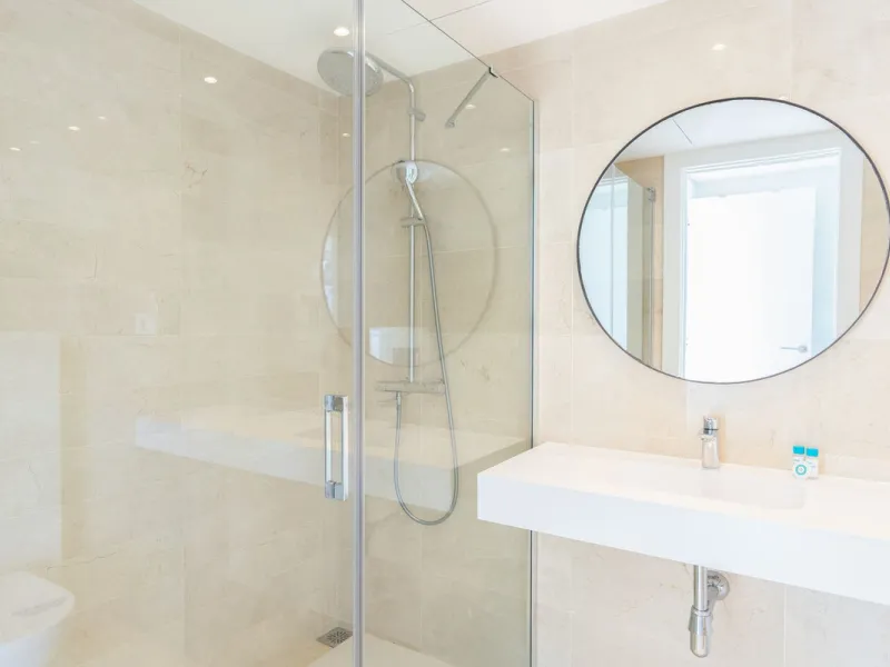 This modern 2-bedroom, 2-bathroom apartment is nestled in the prestigious Golf Valley of Nueva Andalucía