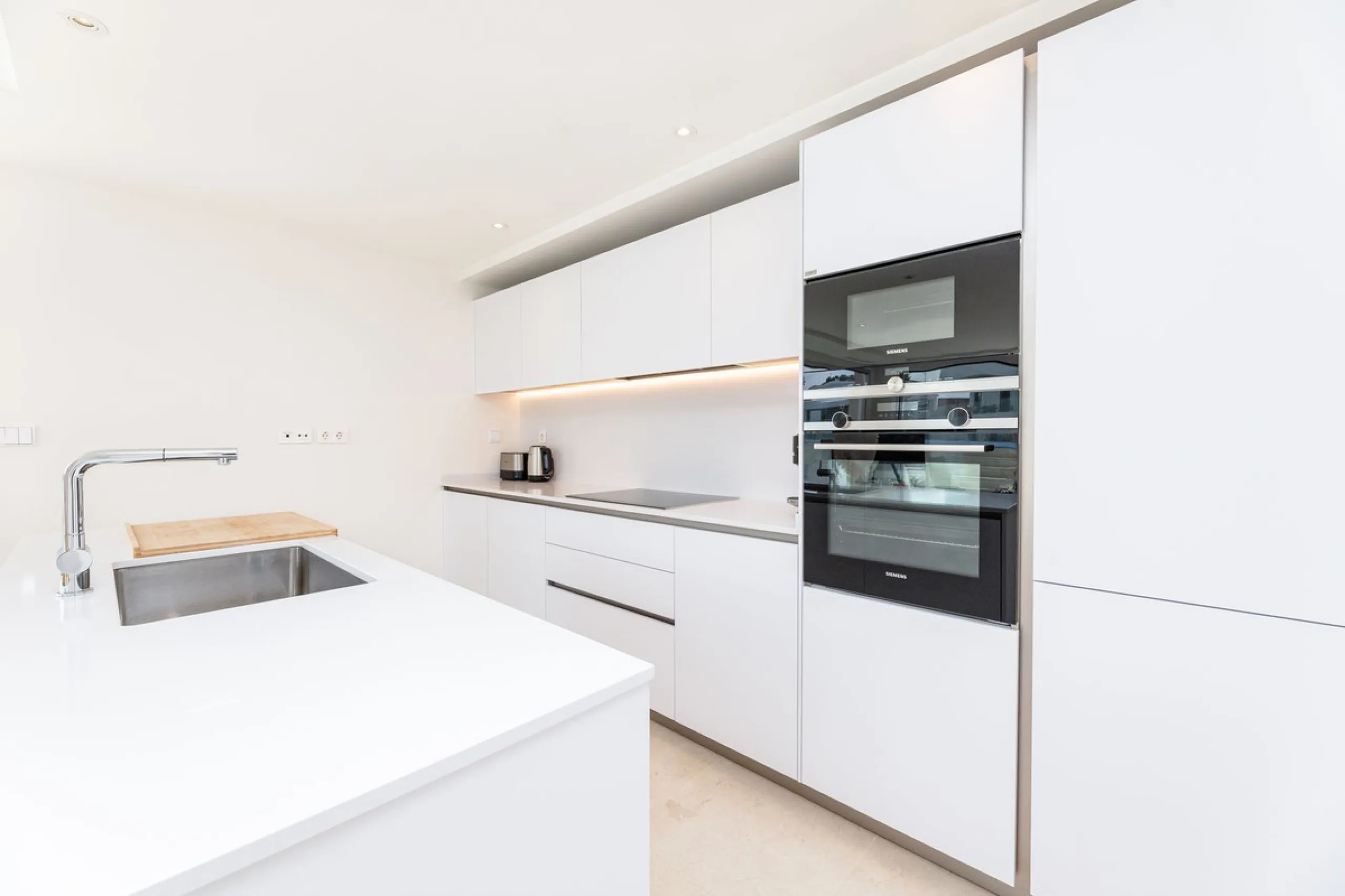 This modern 2-bedroom, 2-bathroom apartment is nestled in the prestigious Golf Valley of Nueva Andalucía