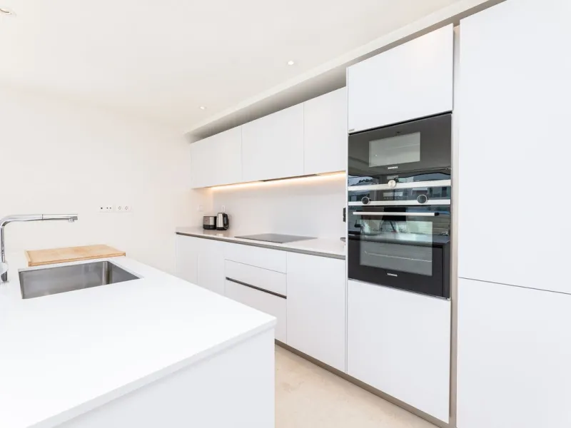 This modern 2-bedroom, 2-bathroom apartment is nestled in the prestigious Golf Valley of Nueva Andalucía