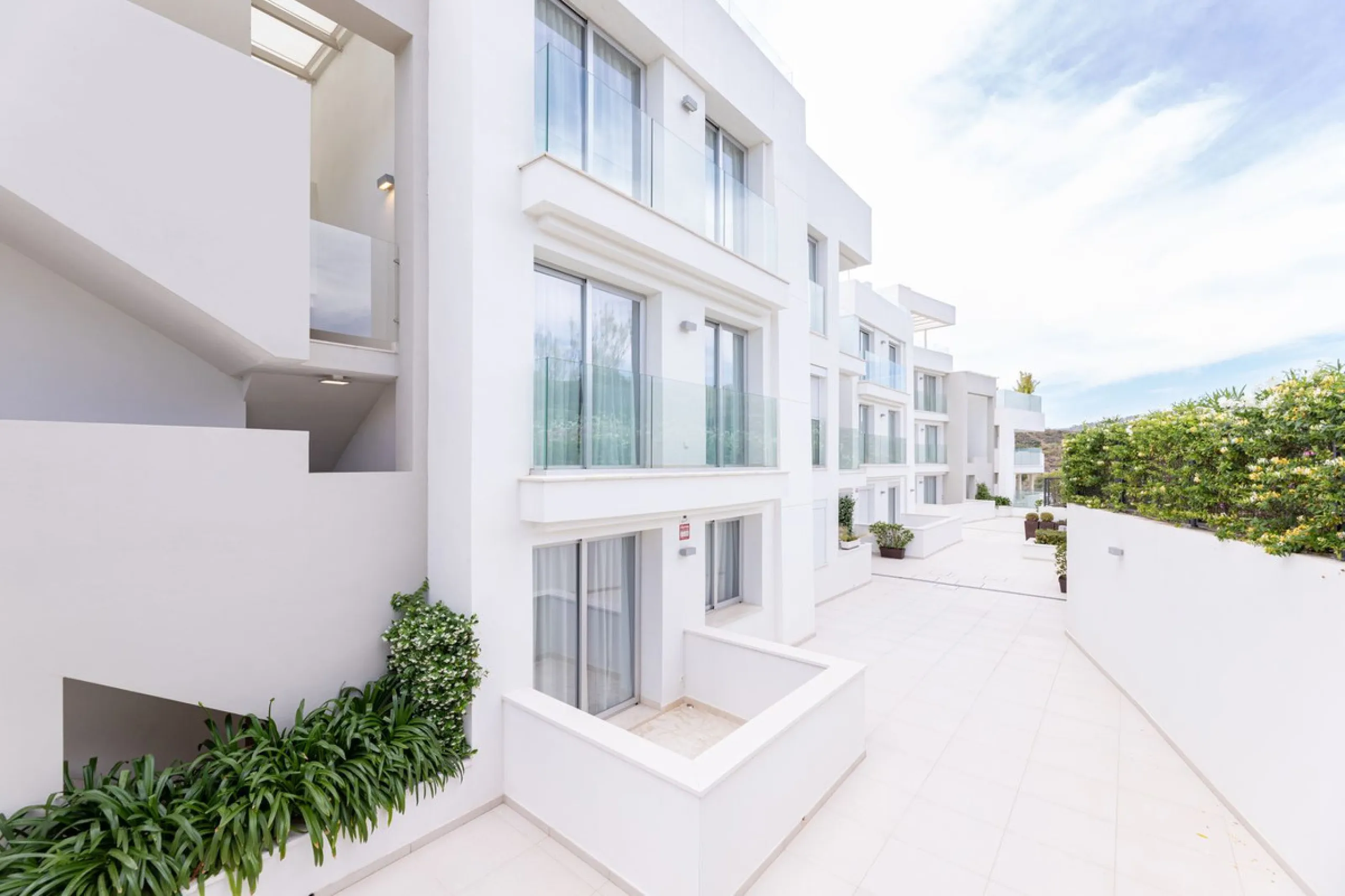 This modern 2-bedroom, 2-bathroom apartment is nestled in the prestigious Golf Valley of Nueva Andalucía