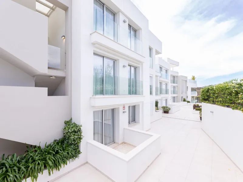 This modern 2-bedroom, 2-bathroom apartment is nestled in the prestigious Golf Valley of Nueva Andalucía