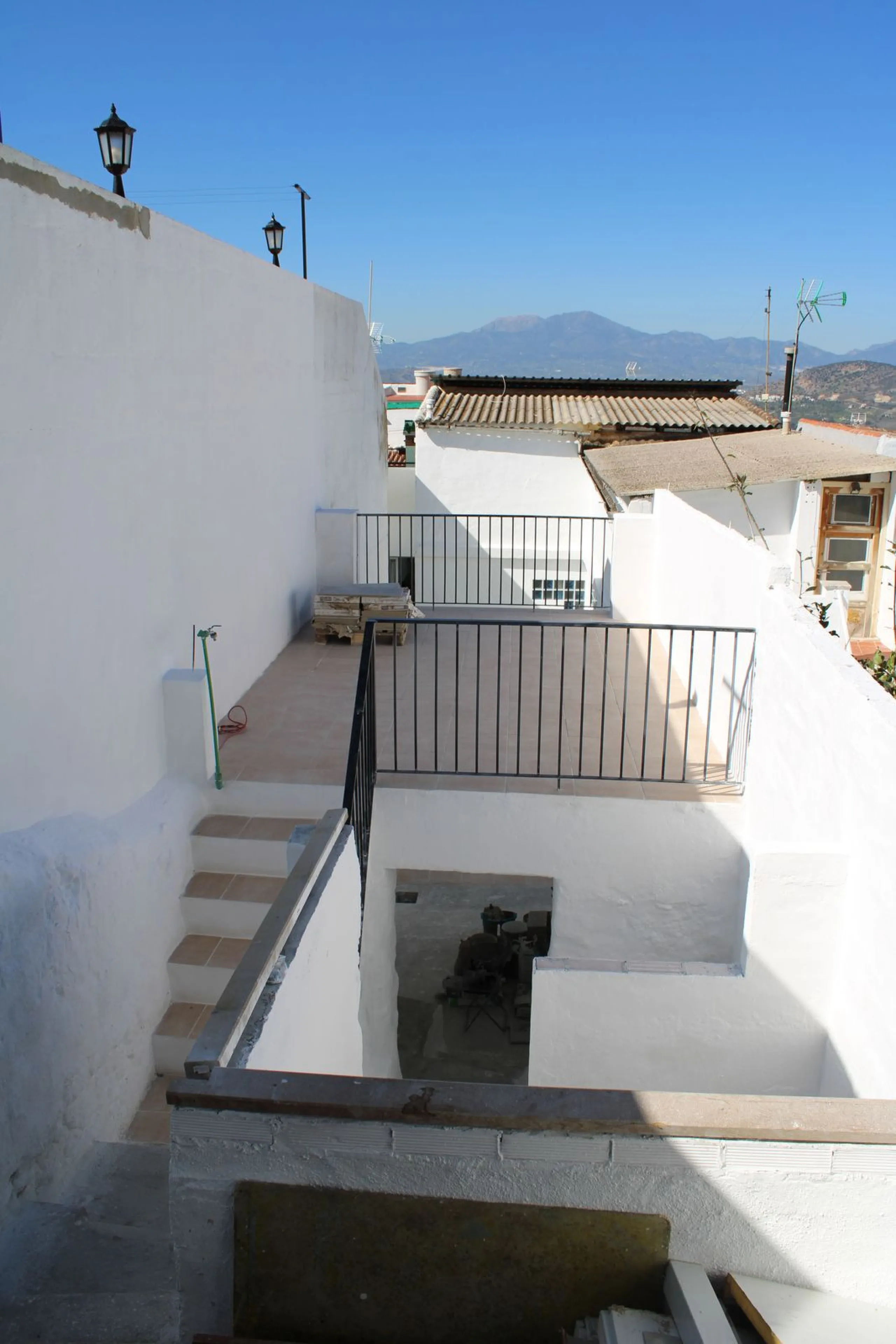 One-storey townhouse in the centre of the village of Alhaurín el Grande, located in the protected area of the historic centre on the "Calle Nueva" street, one of the main and most exclusive streets in the town, where the Holy Week processions parade passe