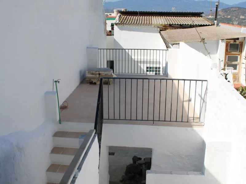 One-storey townhouse in the centre of the village of Alhaurín el Grande, located in the protected area of the historic centre on the "Calle Nueva" street, one of the main and most exclusive streets in the town, where the Holy Week processions parade passe
