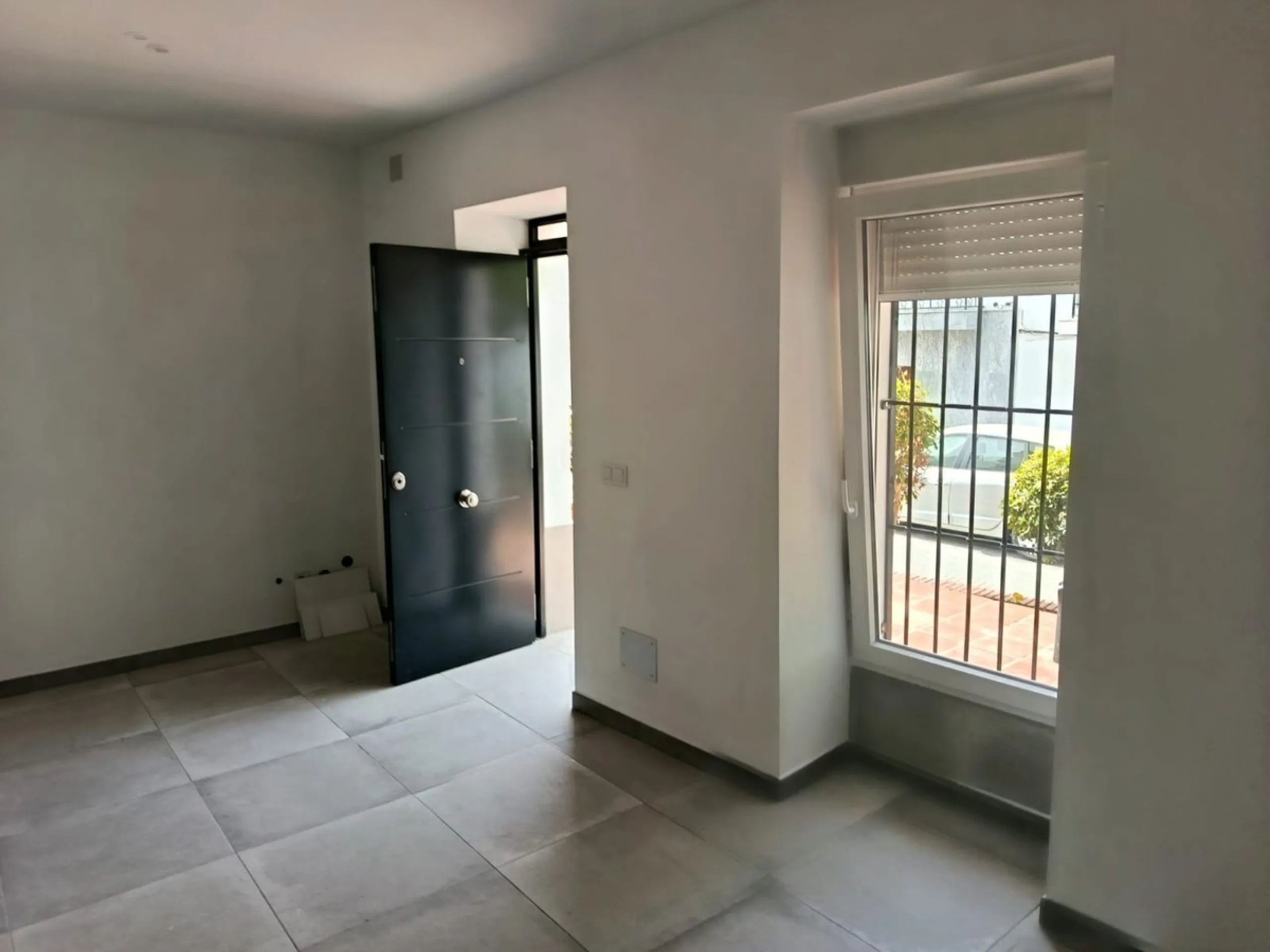 One-storey townhouse in the centre of the village of Alhaurín el Grande, located in the protected area of the historic centre on the "Calle Nueva" street, one of the main and most exclusive streets in the town, where the Holy Week processions parade passe