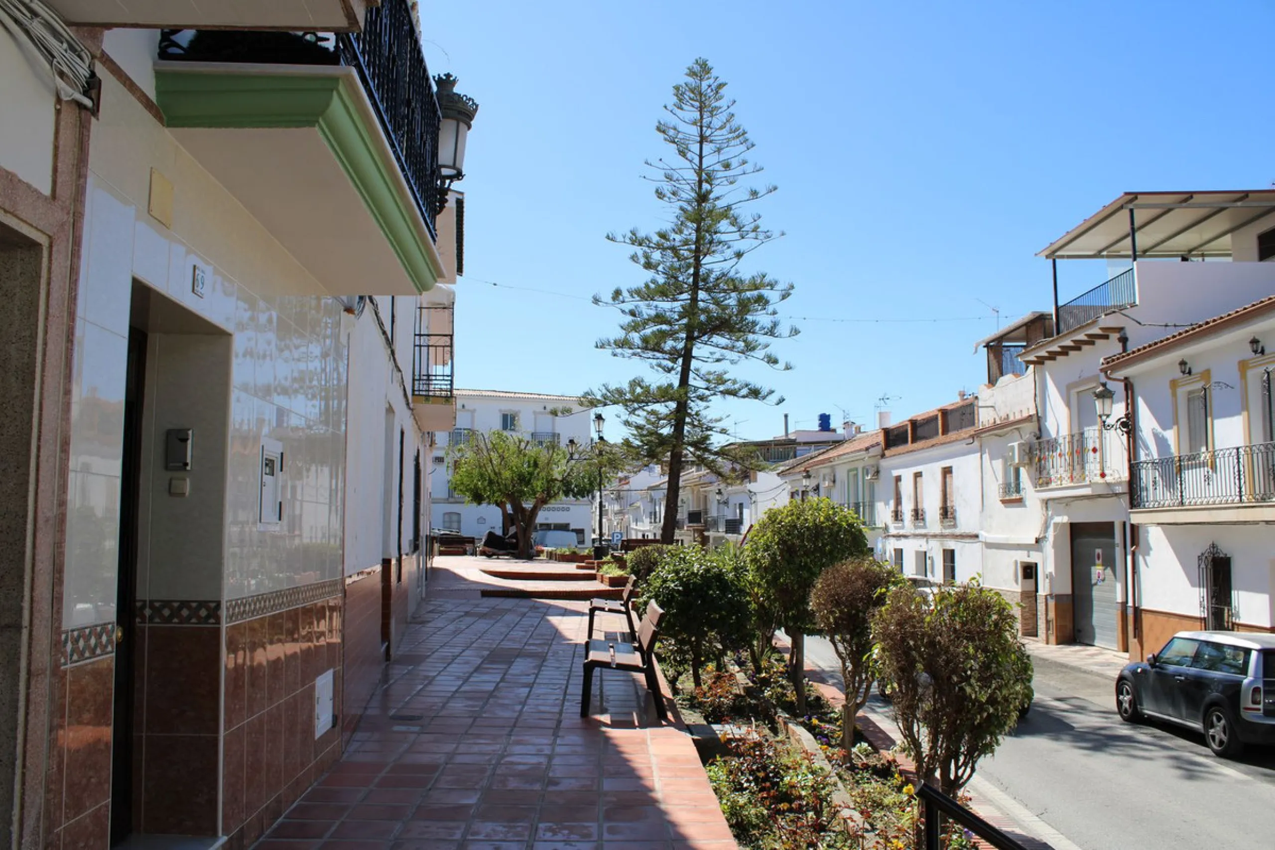 One-storey townhouse in the centre of the village of Alhaurín el Grande, located in the protected area of the historic centre on the "Calle Nueva" street, one of the main and most exclusive streets in the town, where the Holy Week processions parade passe
