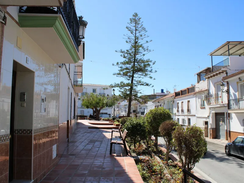 One-storey townhouse in the centre of the village of Alhaurín el Grande, located in the protected area of the historic centre on the "Calle Nueva" street, one of the main and most exclusive streets in the town, where the Holy Week processions parade passe