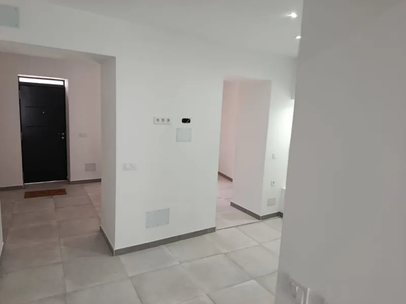 One-storey townhouse in the centre of the village of Alhaurín el Grande, located in the protected area of the historic centre on the "Calle Nueva" street, one of the main and most exclusive streets in the town, where the Holy Week processions parade passe