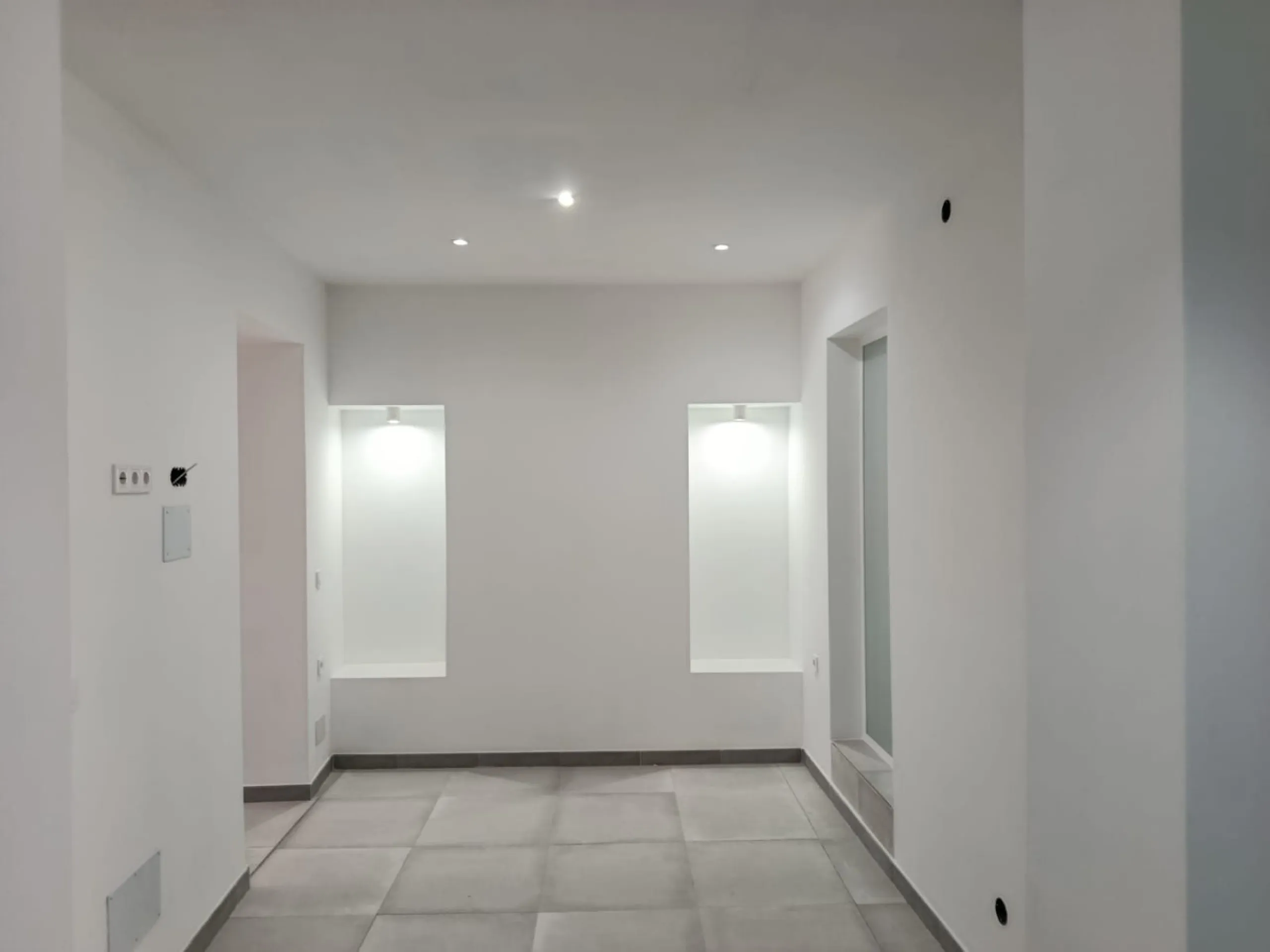 One-storey townhouse in the centre of the village of Alhaurín el Grande, located in the protected area of the historic centre on the "Calle Nueva" street, one of the main and most exclusive streets in the town, where the Holy Week processions parade passe