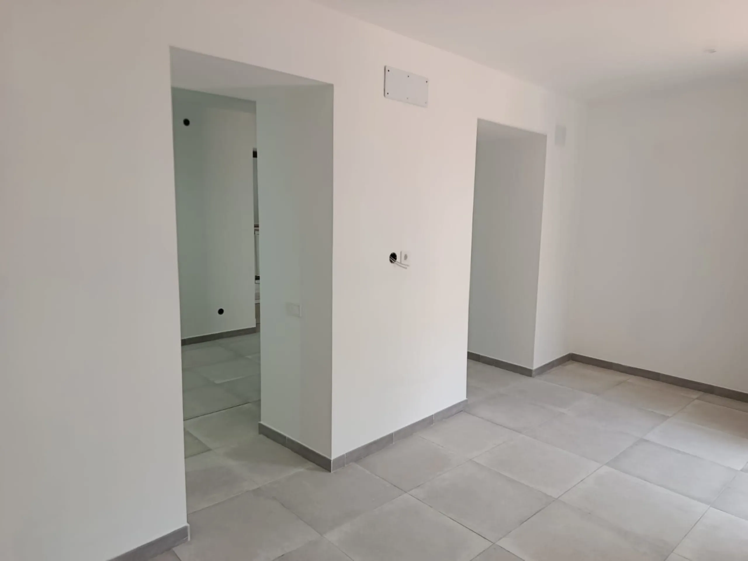 One-storey townhouse in the centre of the village of Alhaurín el Grande, located in the protected area of the historic centre on the "Calle Nueva" street, one of the main and most exclusive streets in the town, where the Holy Week processions parade passe