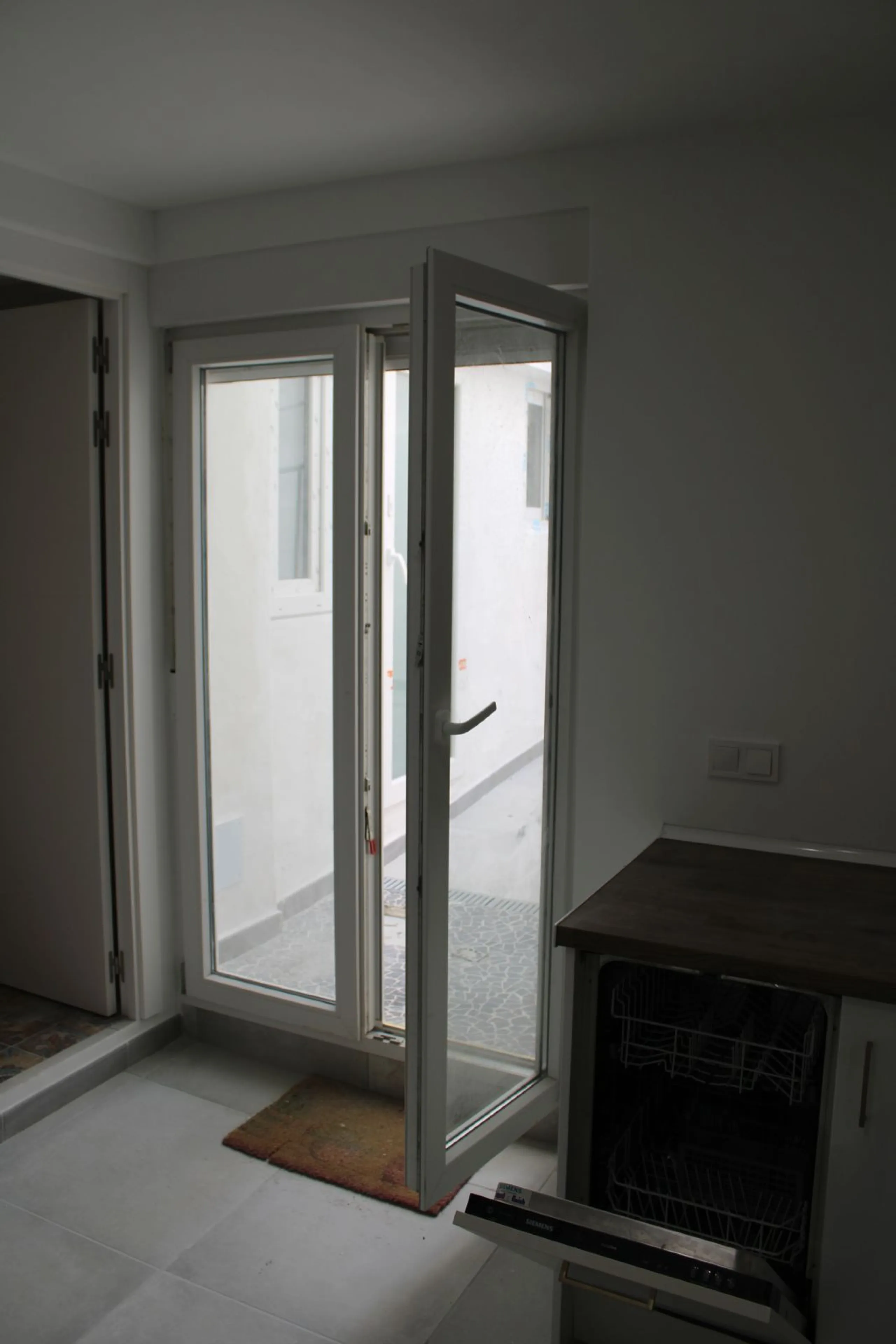 One-storey townhouse in the centre of the village of Alhaurín el Grande, located in the protected area of the historic centre on the "Calle Nueva" street, one of the main and most exclusive streets in the town, where the Holy Week processions parade passe