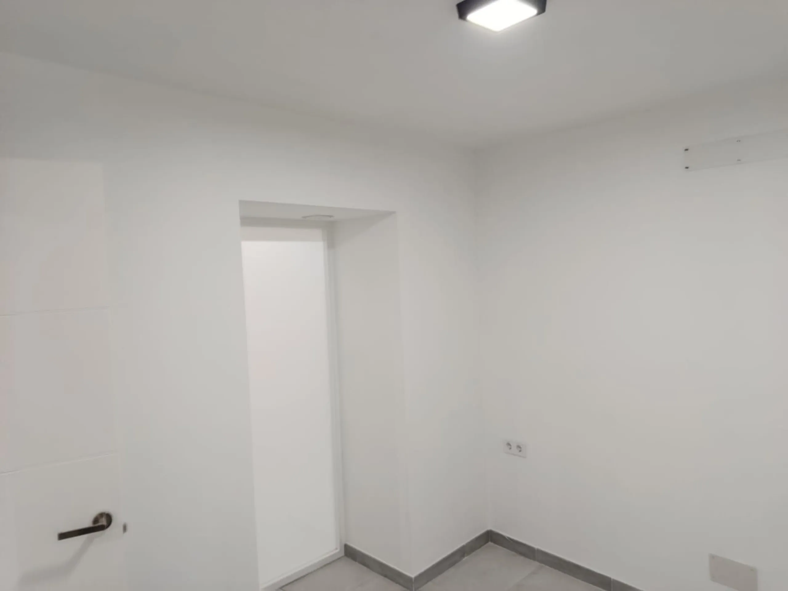 One-storey townhouse in the centre of the village of Alhaurín el Grande, located in the protected area of the historic centre on the "Calle Nueva" street, one of the main and most exclusive streets in the town, where the Holy Week processions parade passe
