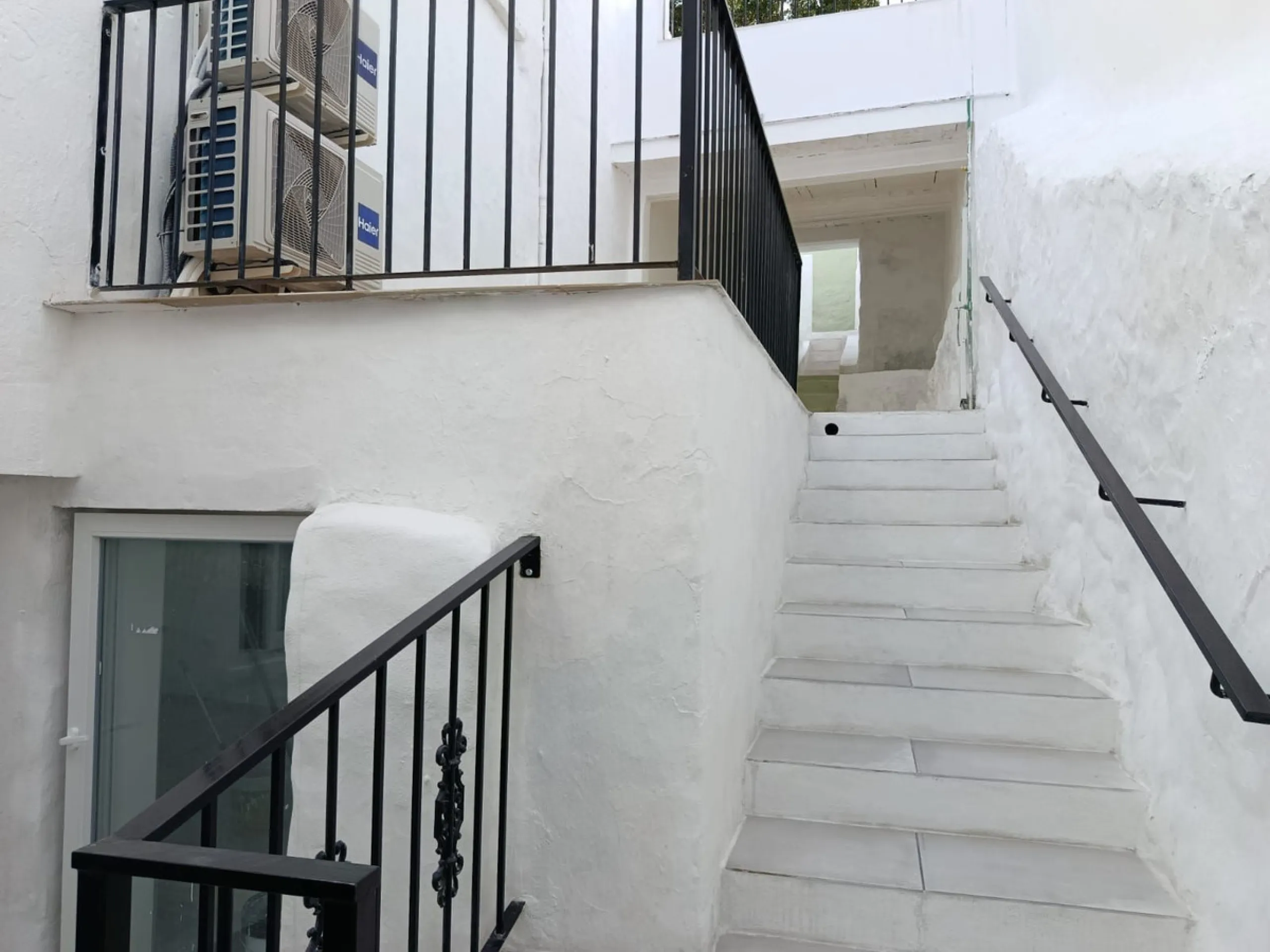 One-storey townhouse in the centre of the village of Alhaurín el Grande, located in the protected area of the historic centre on the "Calle Nueva" street, one of the main and most exclusive streets in the town, where the Holy Week processions parade passe