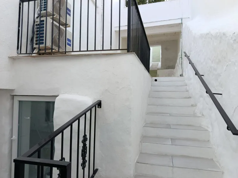 One-storey townhouse in the centre of the village of Alhaurín el Grande, located in the protected area of the historic centre on the "Calle Nueva" street, one of the main and most exclusive streets in the town, where the Holy Week processions parade passe