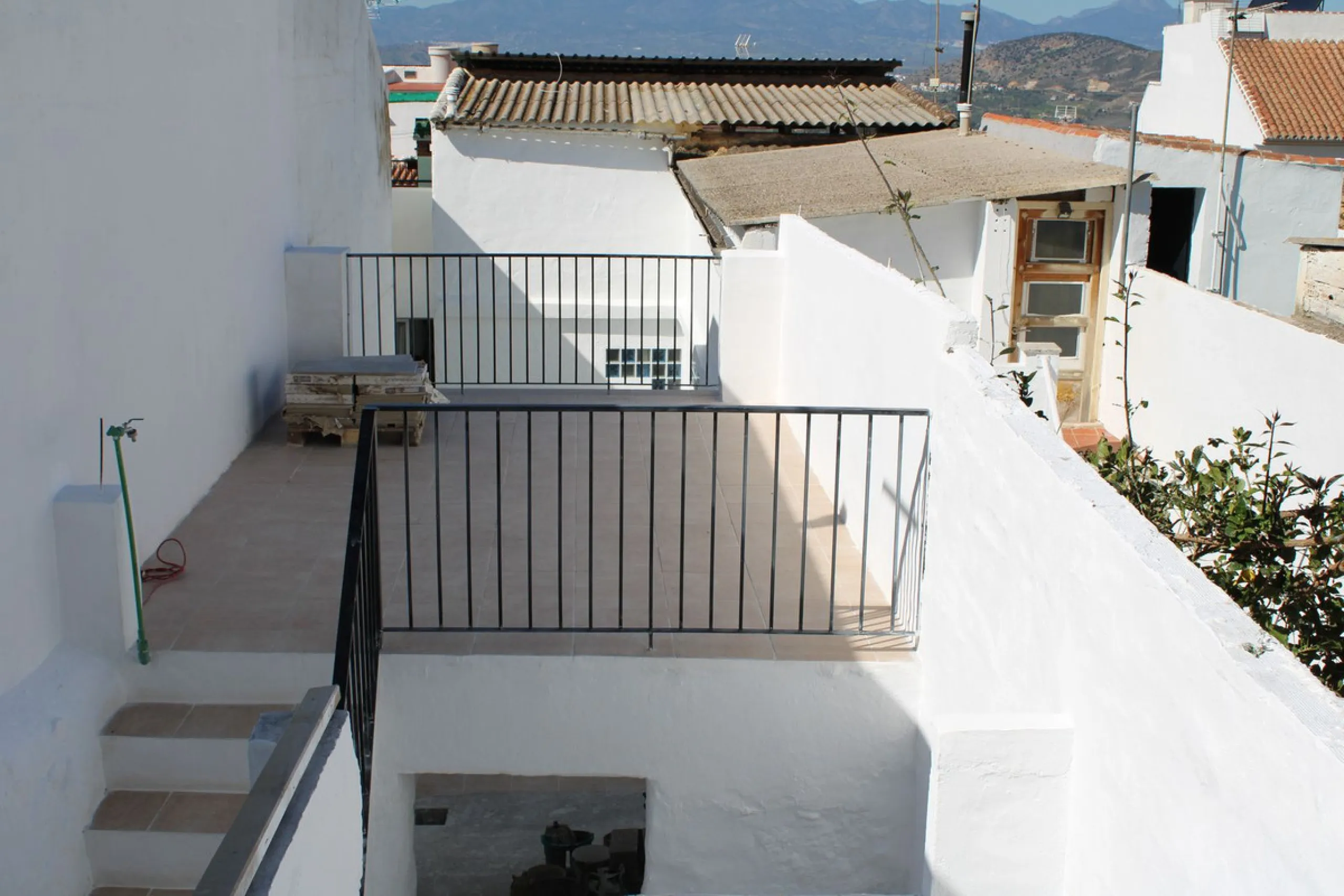 One-storey townhouse in the centre of the village of Alhaurín el Grande, located in the protected area of the historic centre on the "Calle Nueva" street, one of the main and most exclusive streets in the town, where the Holy Week processions parade passe