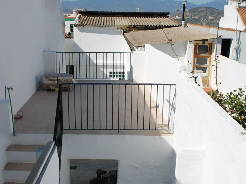 One-storey townhouse in the centre of the village of Alhaurín el Grande, located in the protected area of the historic centre on the "Calle Nueva" street, one of the main and most exclusive streets in the town, where the Holy Week processions parade passe