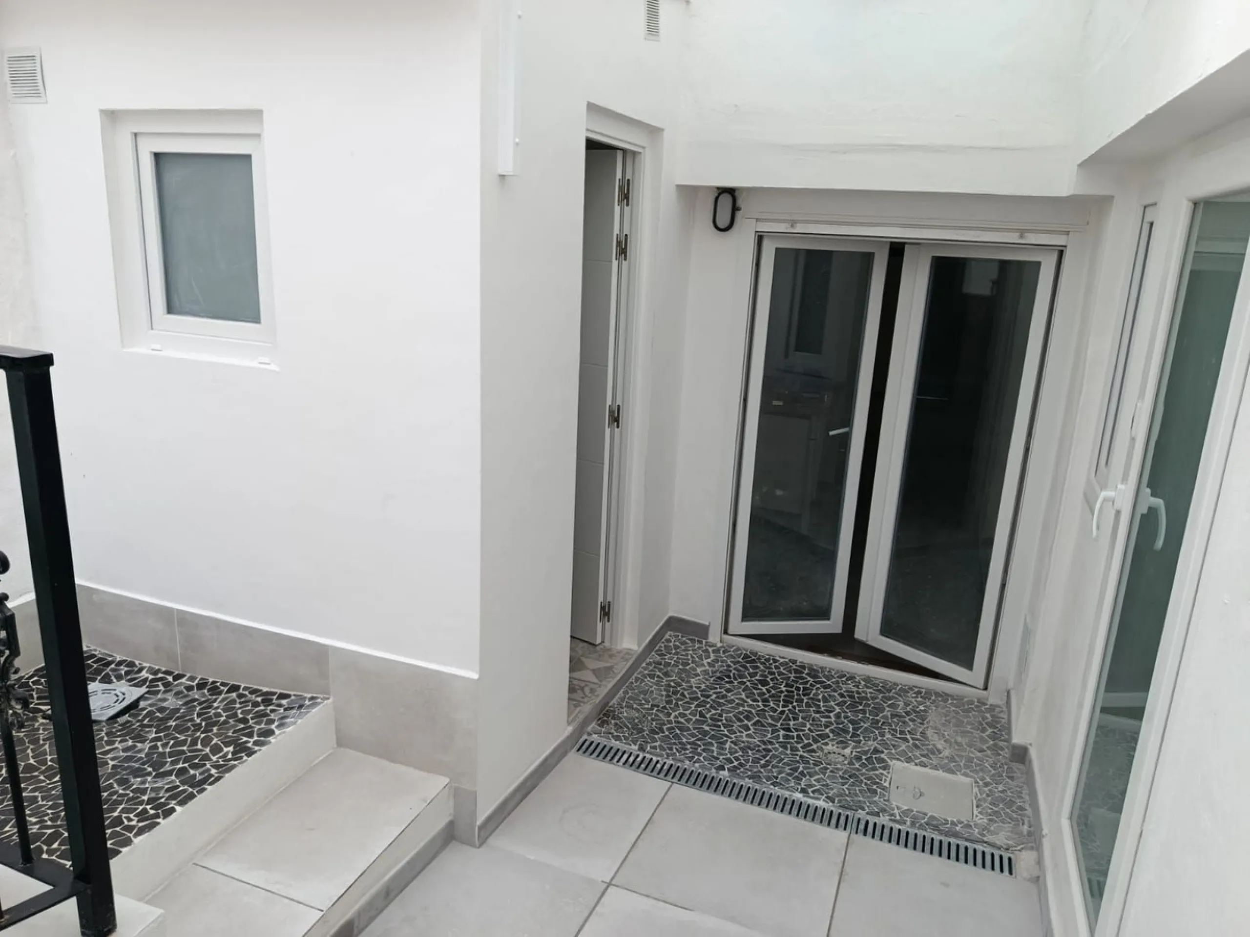 One-storey townhouse in the centre of the village of Alhaurín el Grande, located in the protected area of the historic centre on the "Calle Nueva" street, one of the main and most exclusive streets in the town, where the Holy Week processions parade passe