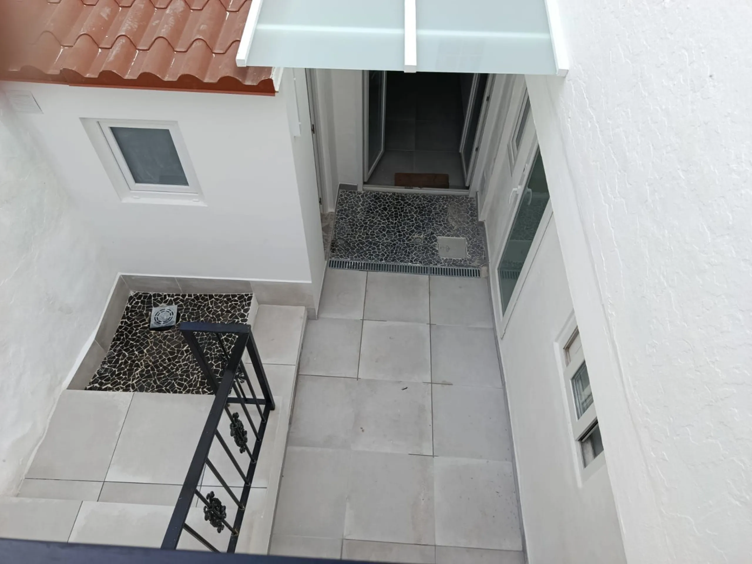 One-storey townhouse in the centre of the village of Alhaurín el Grande, located in the protected area of the historic centre on the "Calle Nueva" street, one of the main and most exclusive streets in the town, where the Holy Week processions parade passe