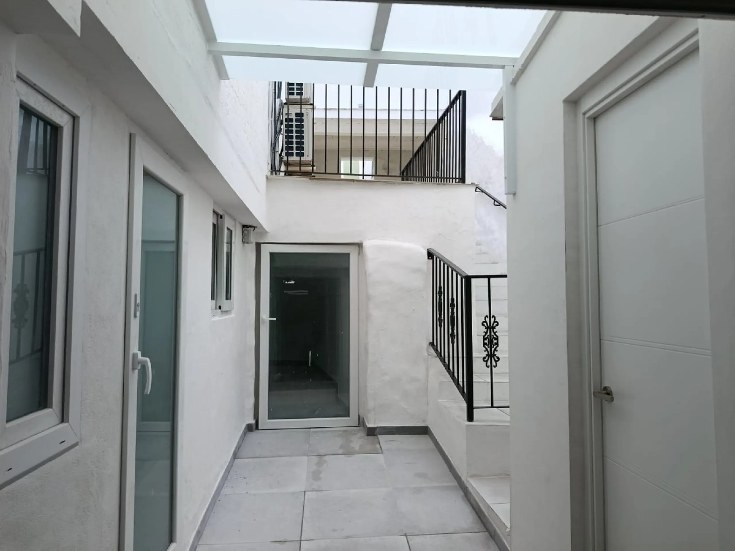 One-storey townhouse in the centre of the village of Alhaurín el Grande, located in the protected area of the historic centre on the "Calle Nueva" street, one of the main and most exclusive streets in the town, where the Holy Week processions parade passe