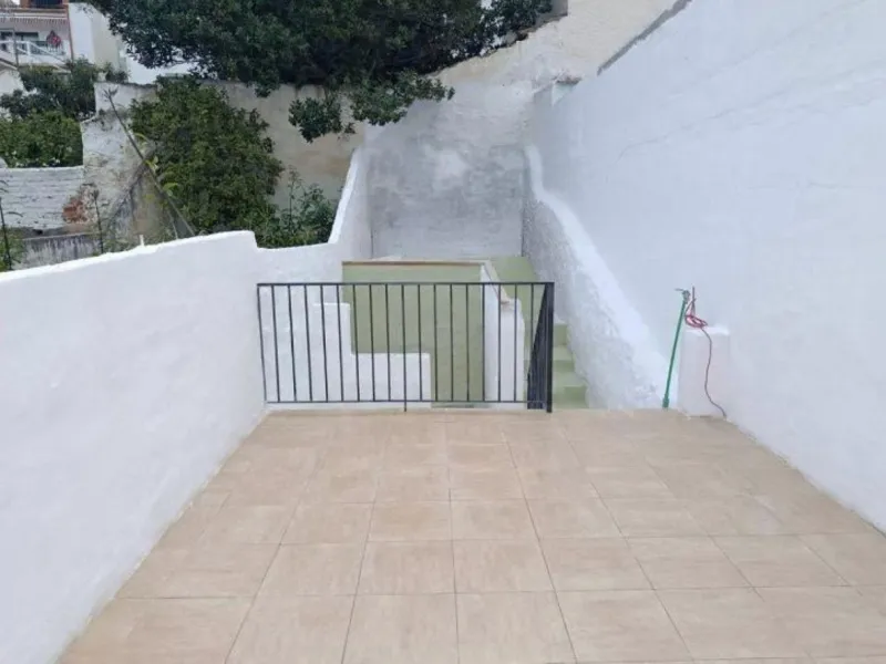 One-storey townhouse in the centre of the village of Alhaurín el Grande, located in the protected area of the historic centre on the "Calle Nueva" street, one of the main and most exclusive streets in the town, where the Holy Week processions parade passe