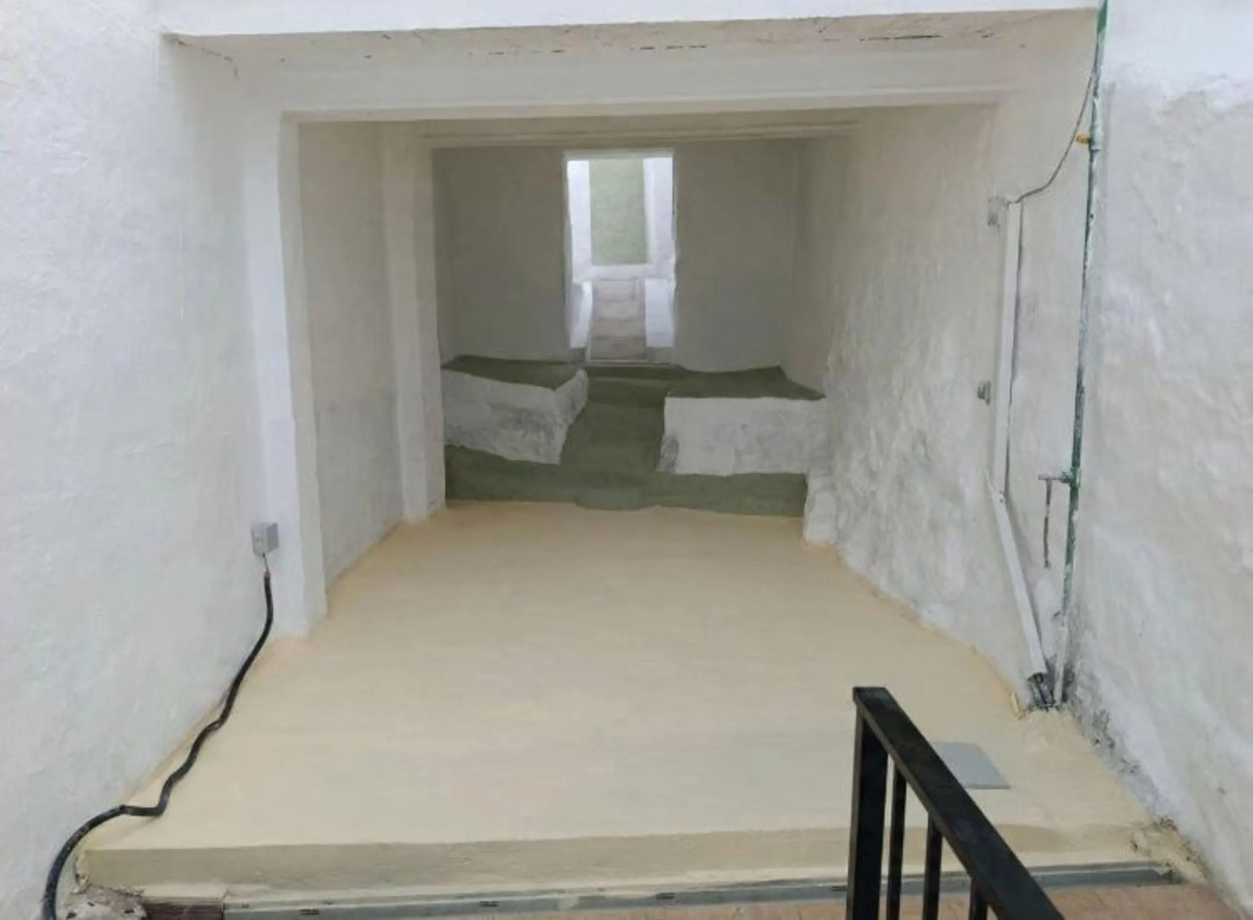One-storey townhouse in the centre of the village of Alhaurín el Grande, located in the protected area of the historic centre on the "Calle Nueva" street, one of the main and most exclusive streets in the town, where the Holy Week processions parade passe