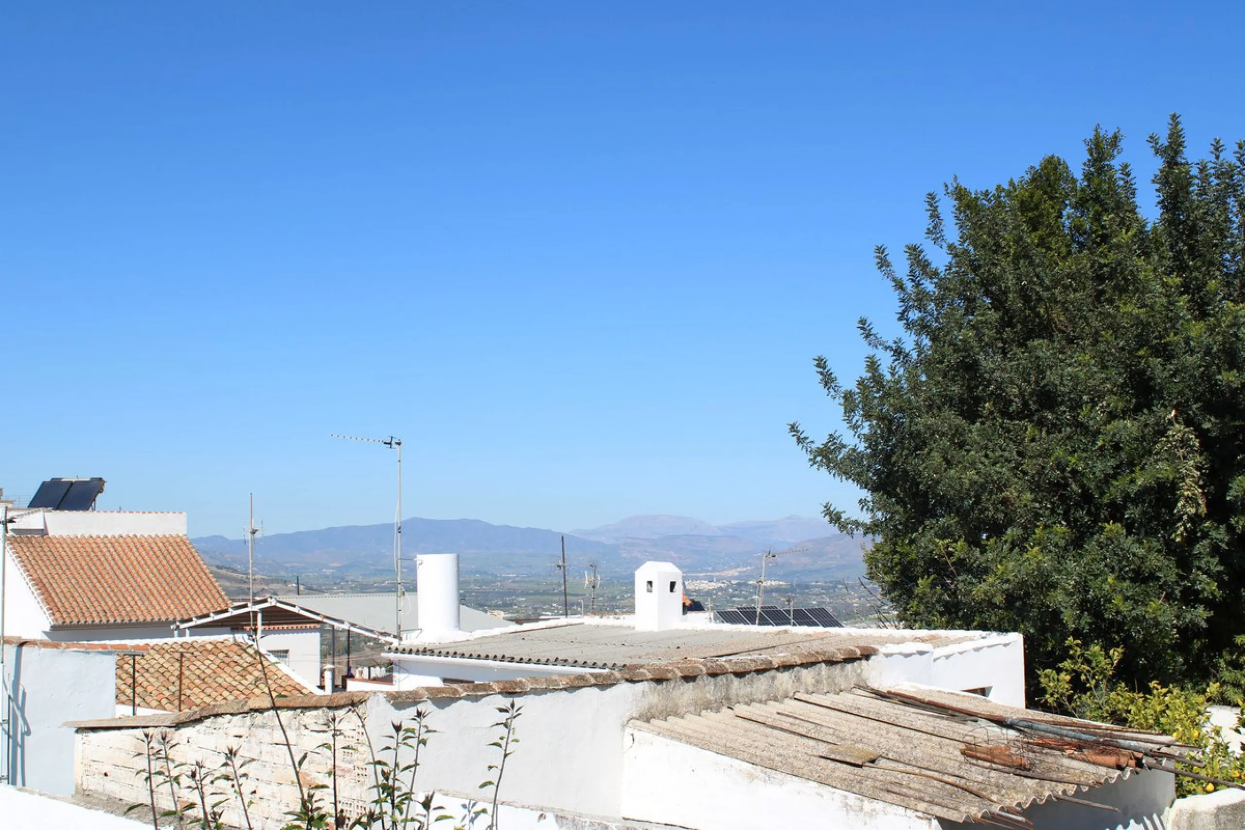 One-storey townhouse in the centre of the village of Alhaurín el Grande, located in the protected area of the historic centre on the "Calle Nueva" street, one of the main and most exclusive streets in the town, where the Holy Week processions parade passe