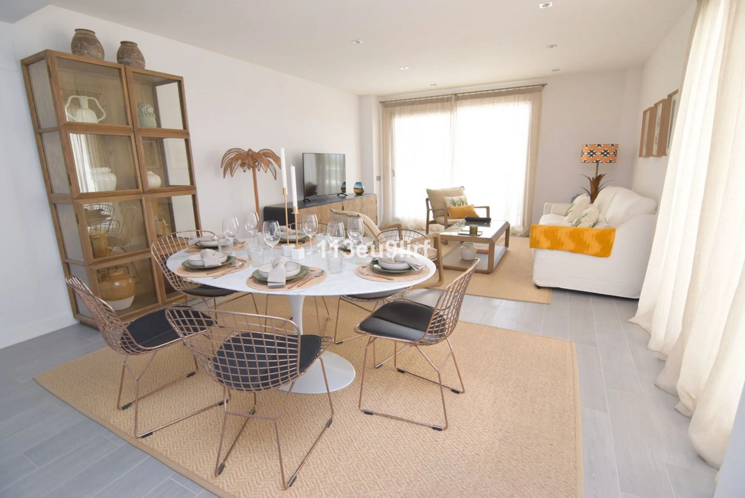 Located just minutes from the heart of the picturesque white village of Benalmádena Pueblo, this spacious luxury apartment offers the perfect blend of tranquility and convenience. Enjoy peaceful surroundings while remaining within easy reach of charming s